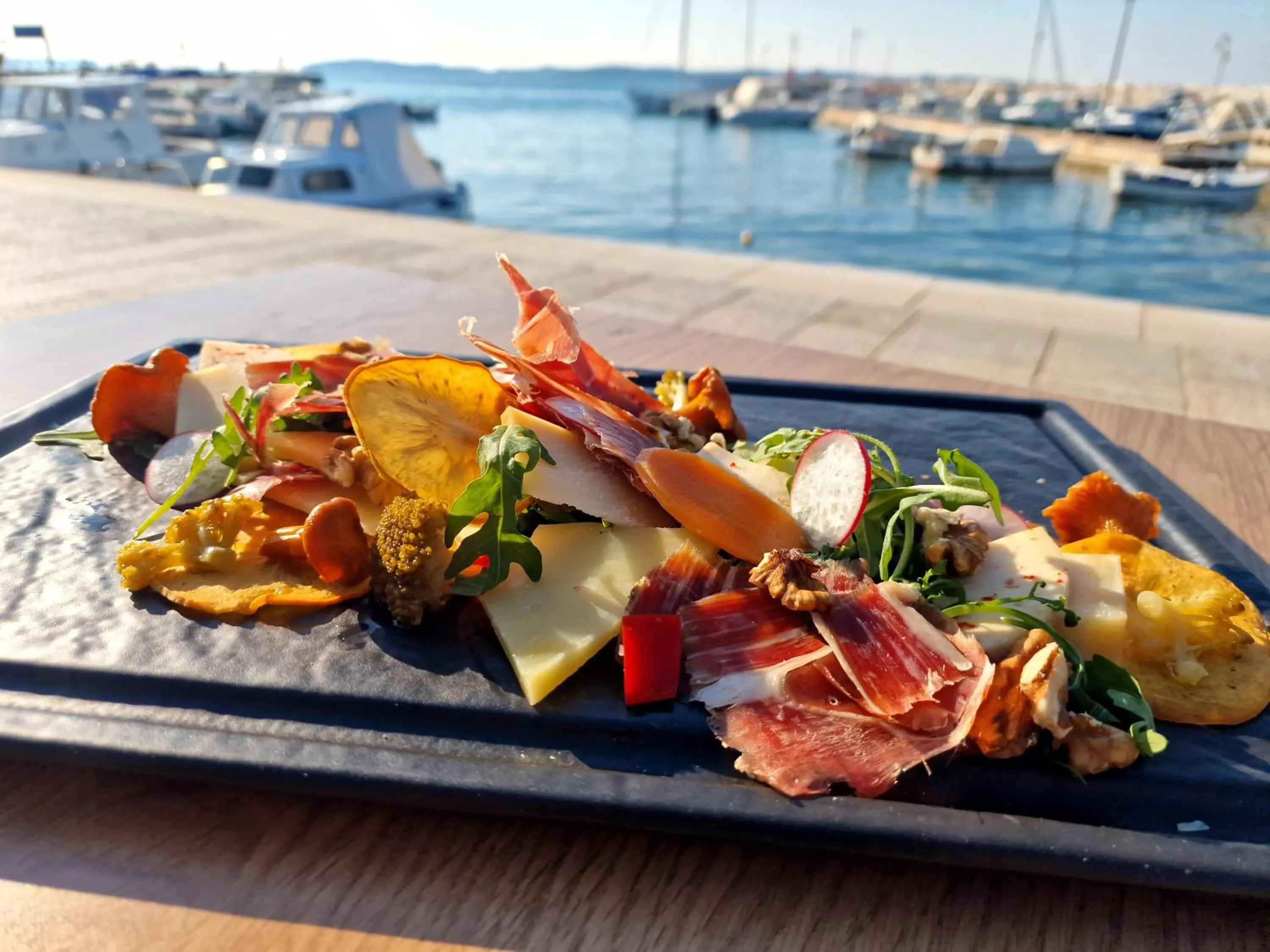 Restaurant/places to eat in Hotel Marina