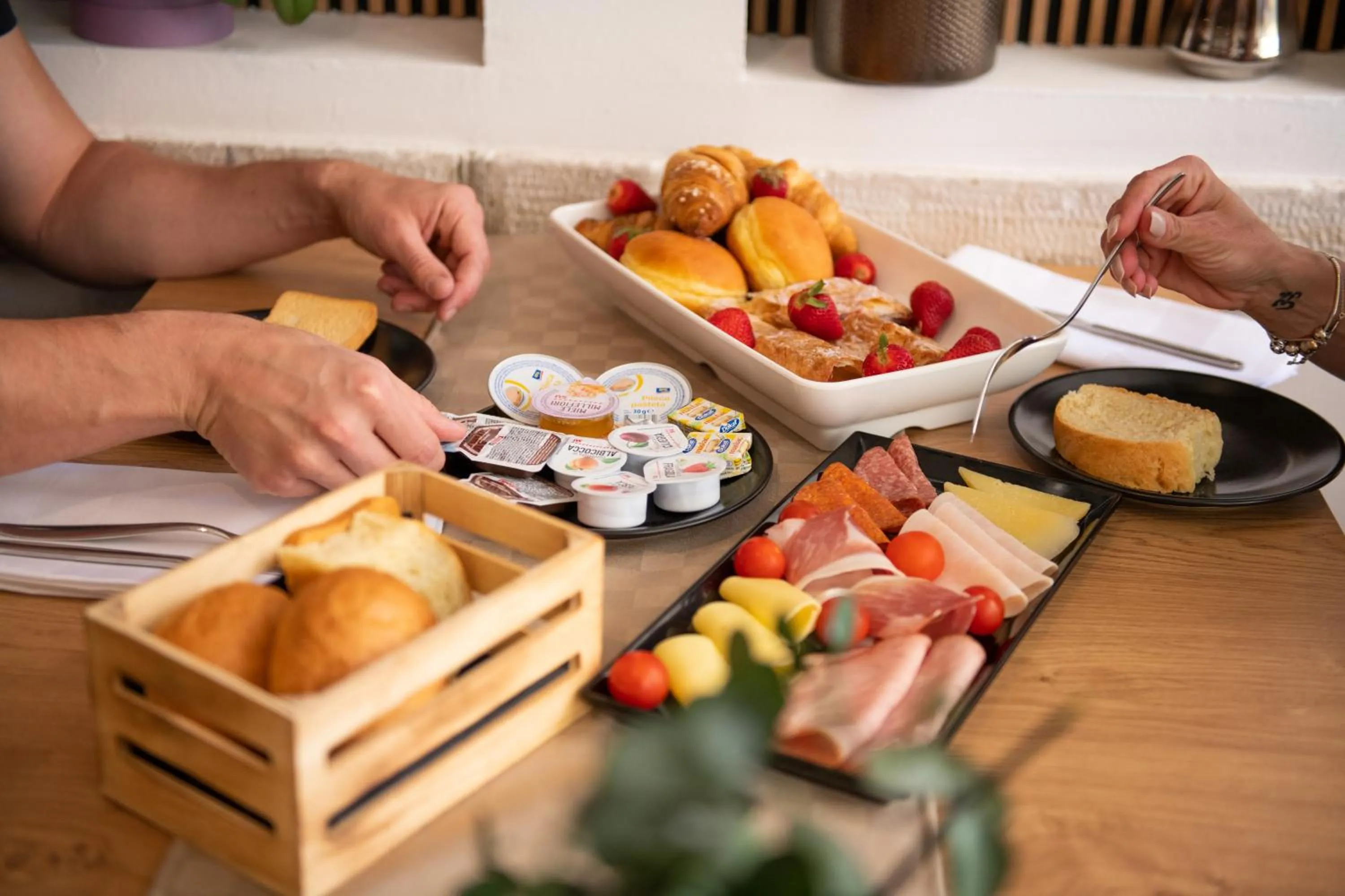 Restaurant/places to eat in Hotel Marina