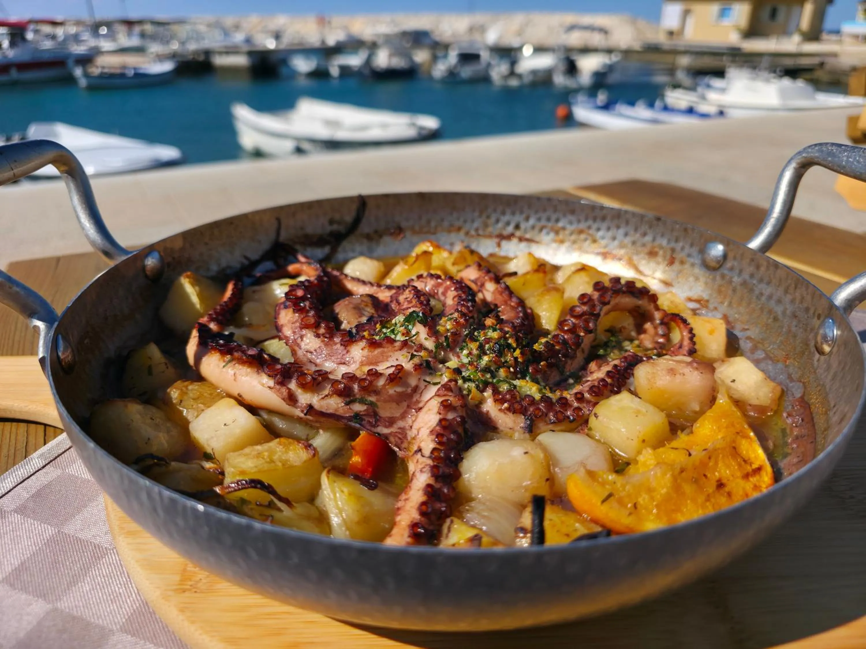 Restaurant/places to eat in Hotel Marina