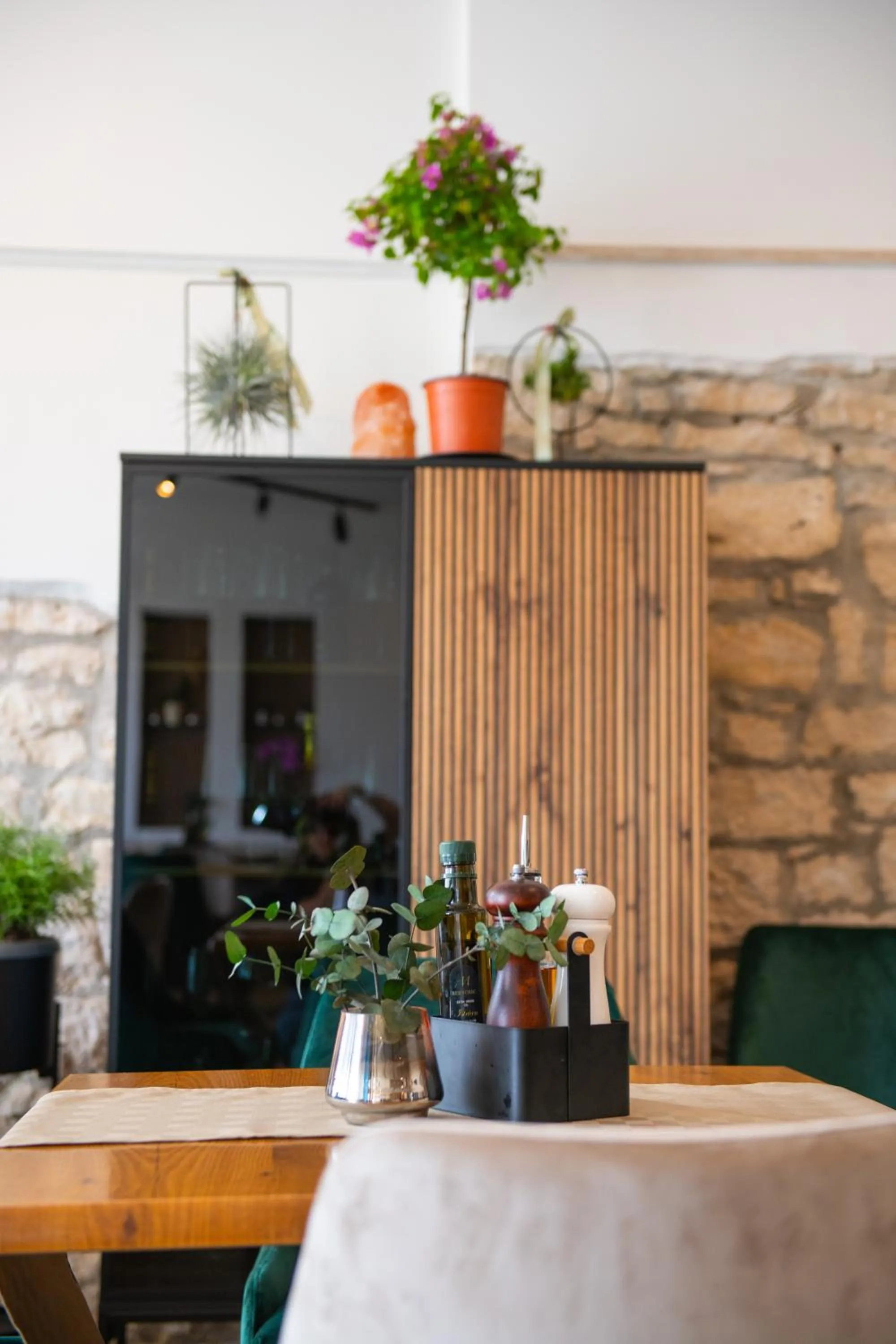 Restaurant/places to eat in Hotel Marina