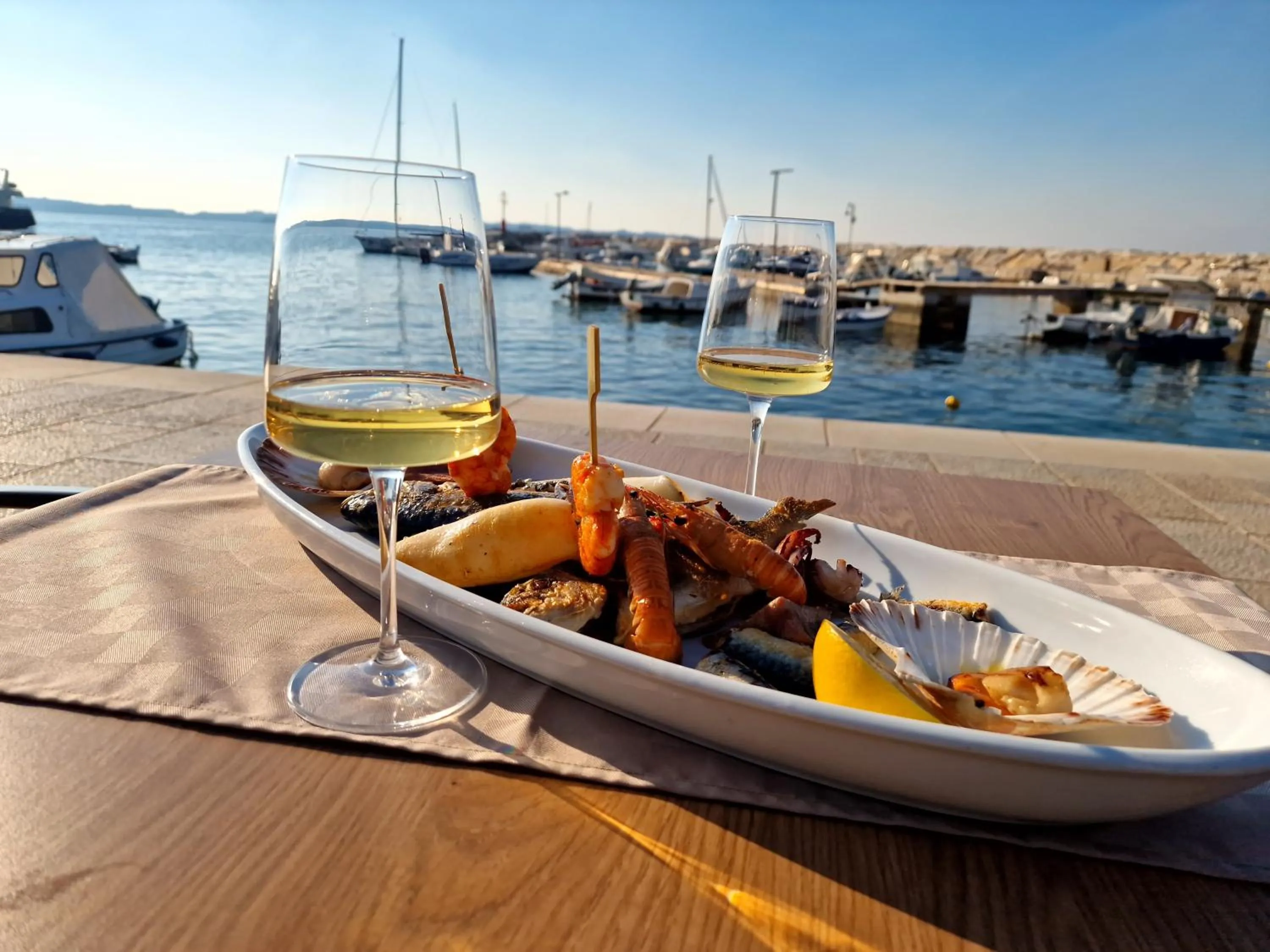 Restaurant/places to eat in Hotel Marina