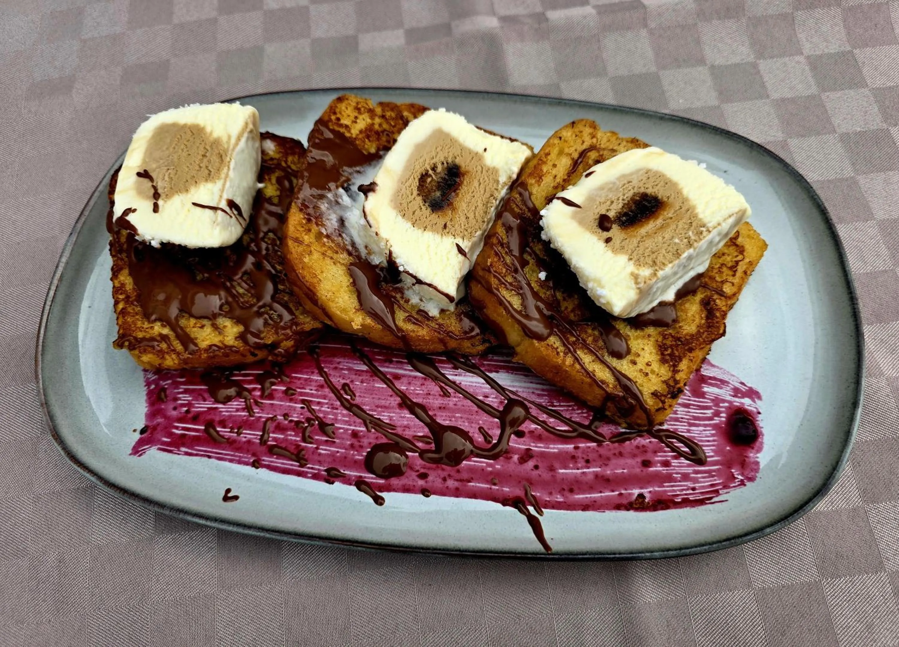 Restaurant/places to eat in Hotel Marina