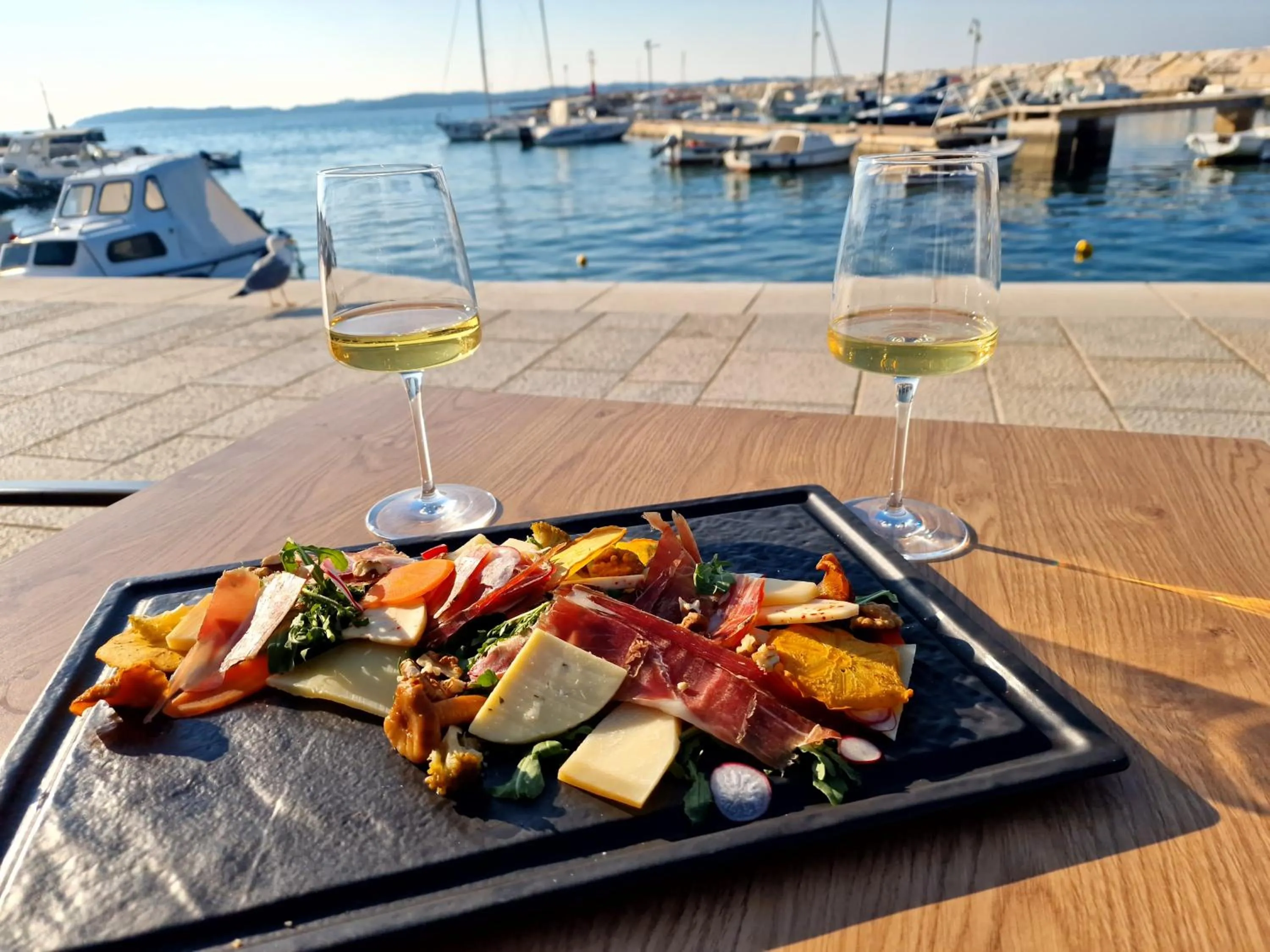 Restaurant/places to eat in Hotel Marina