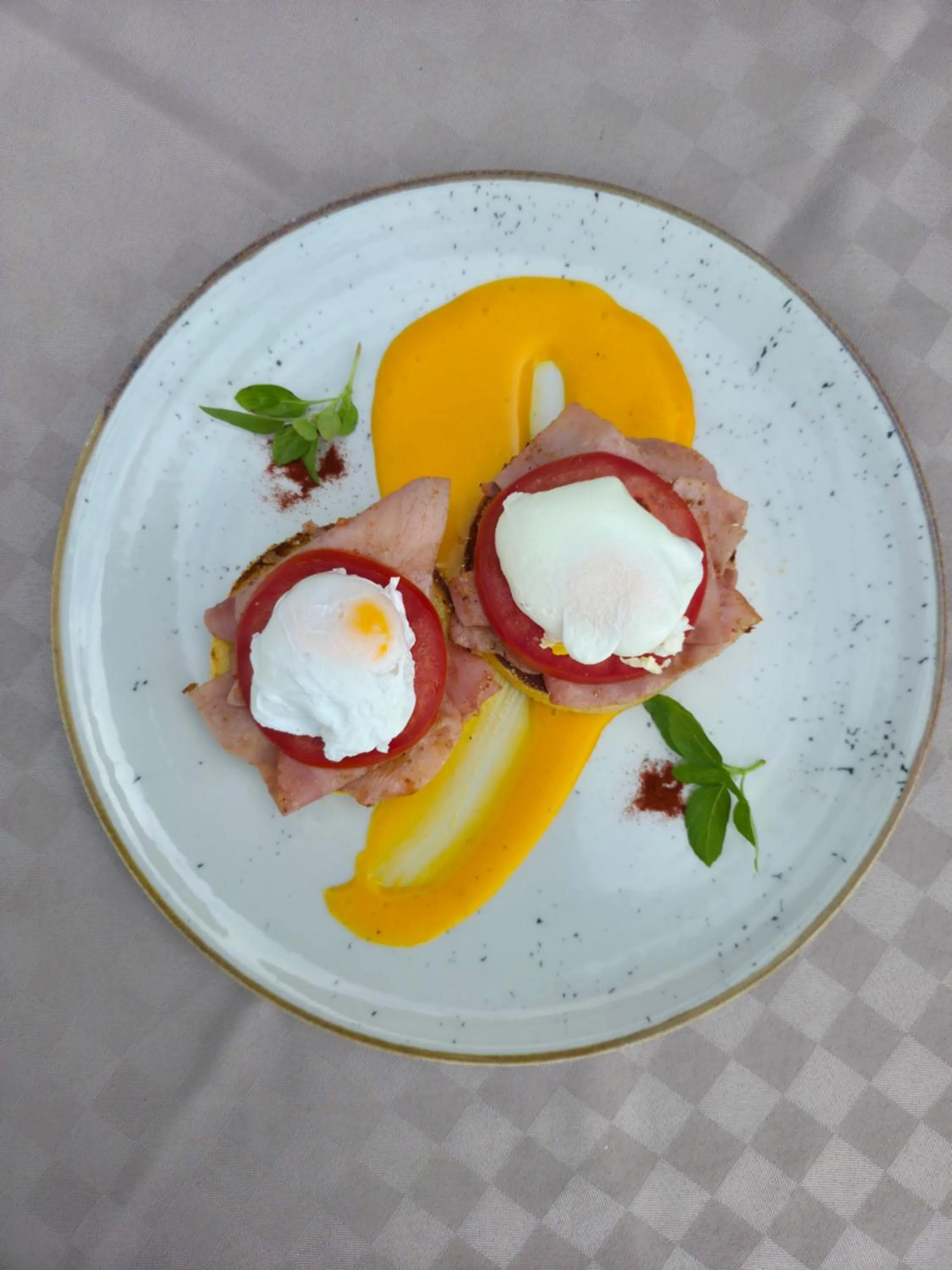 Restaurant/places to eat in Hotel Marina