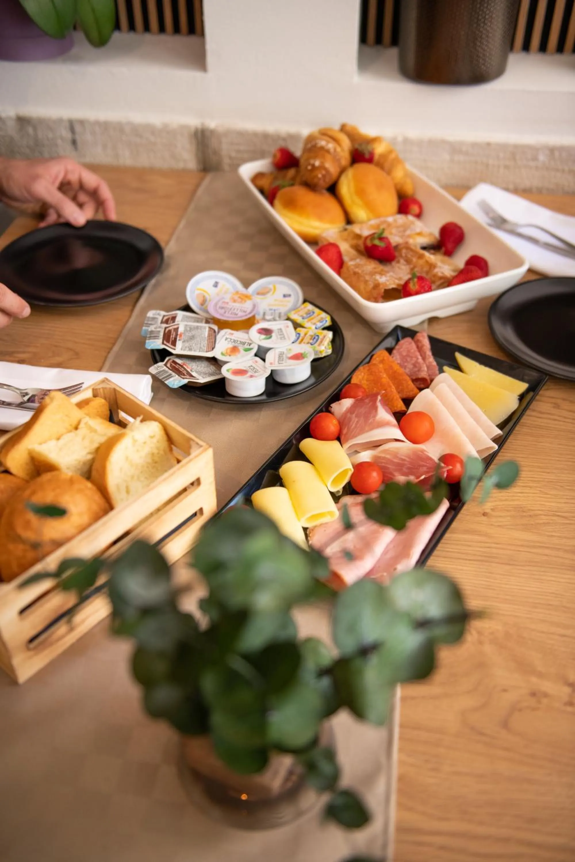 Restaurant/places to eat in Hotel Marina