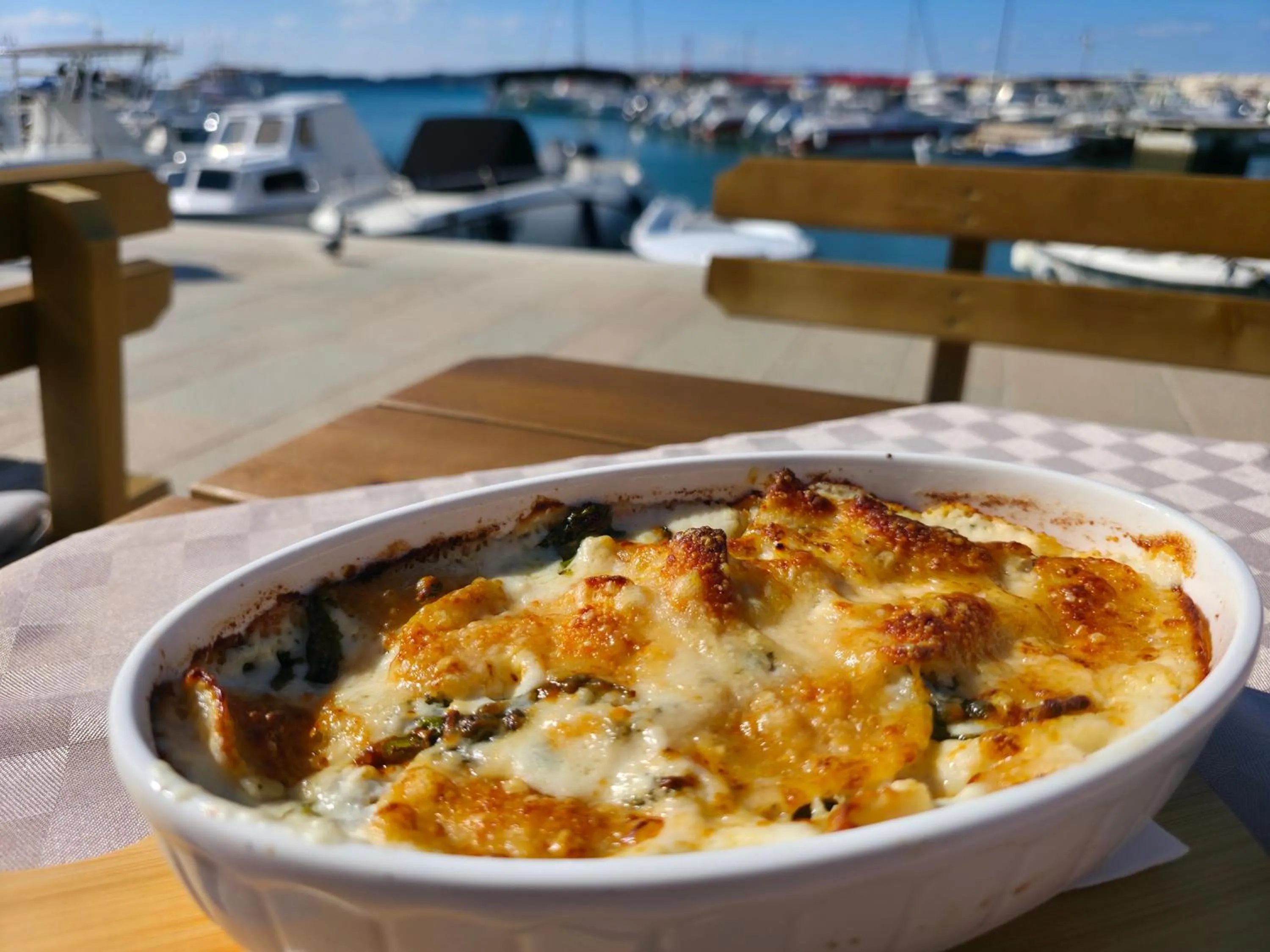 Restaurant/places to eat in Hotel Marina