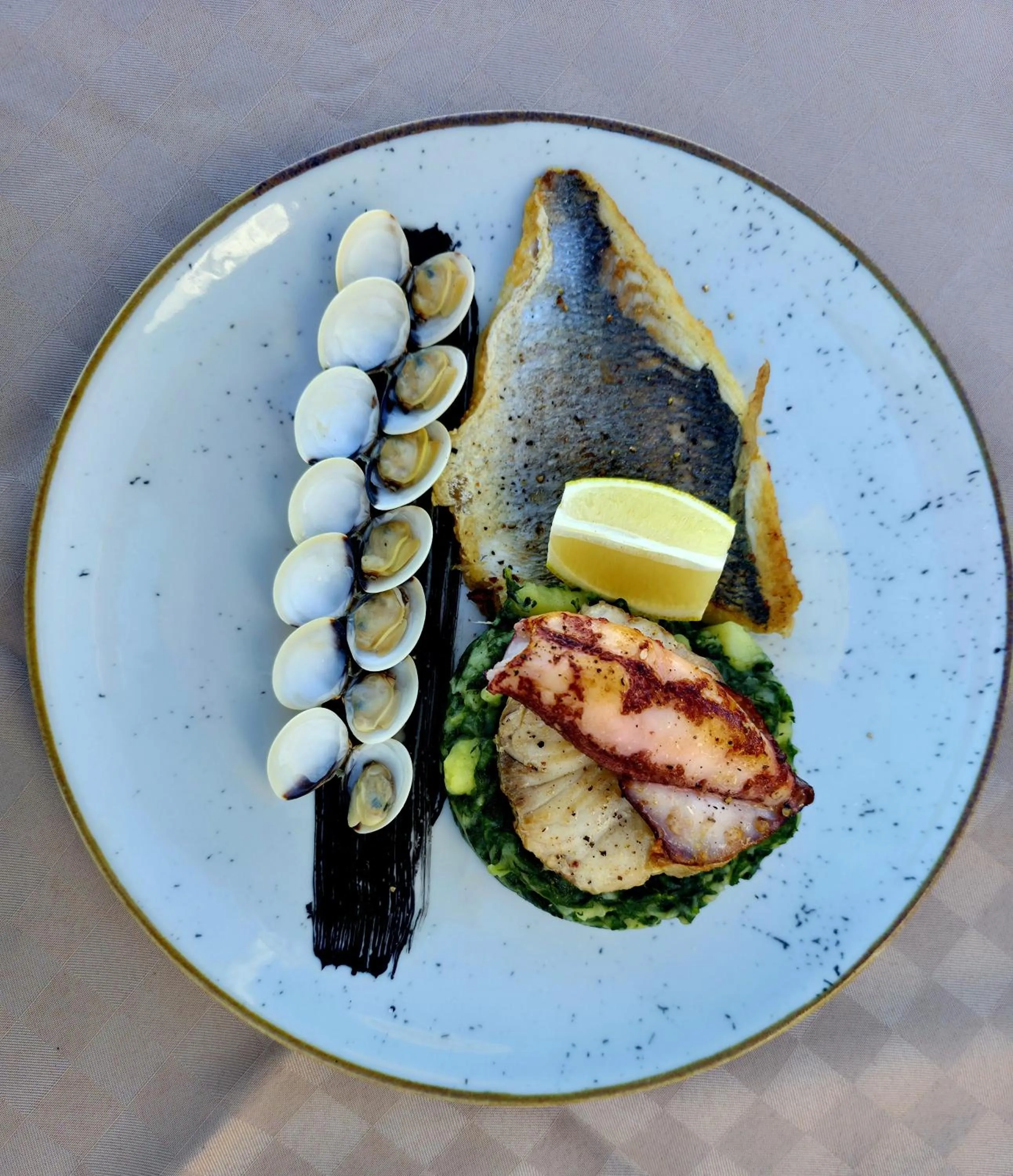 Restaurant/places to eat in Hotel Marina