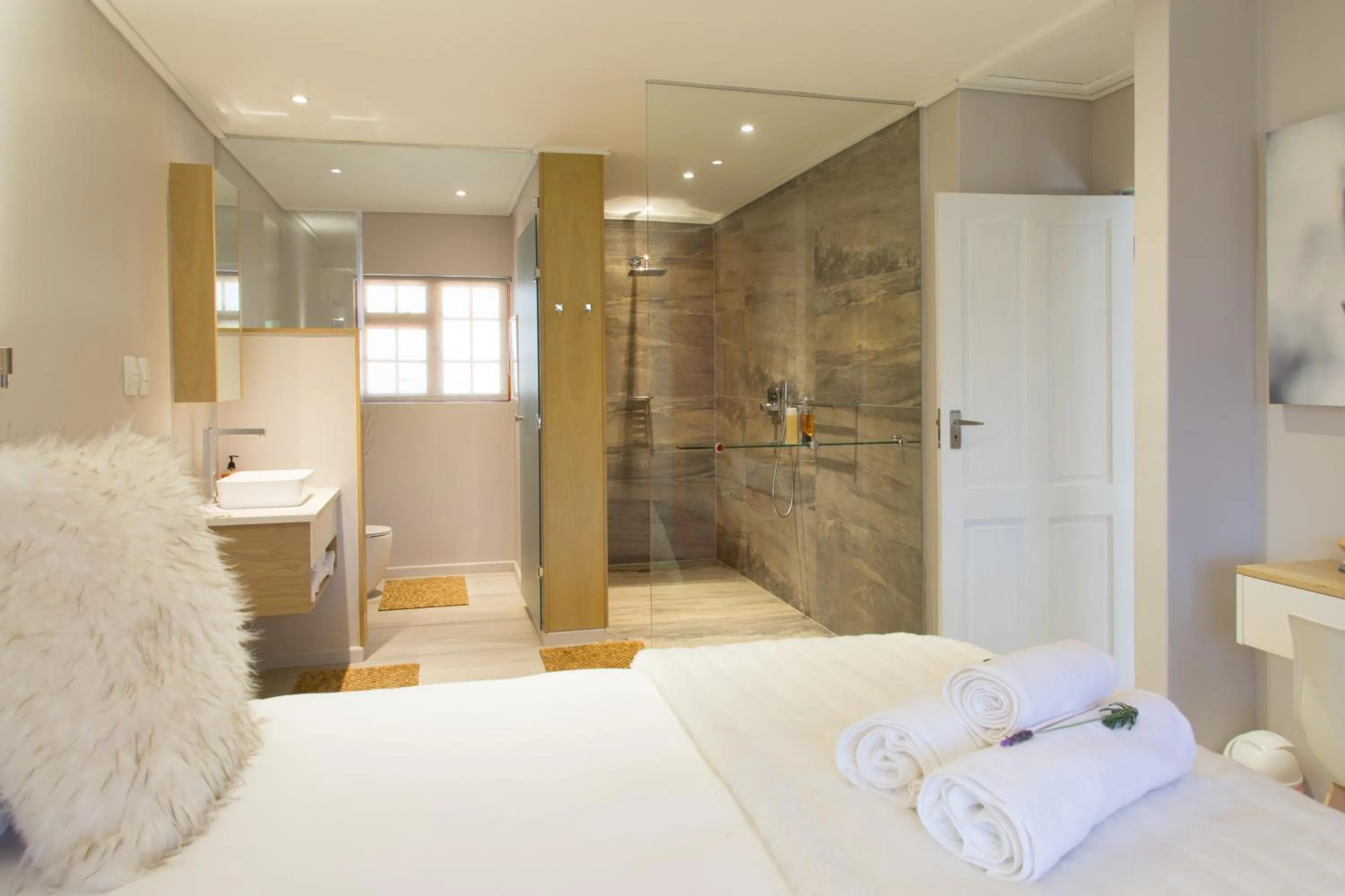 Shower, Bed in Lauradale Accommodation