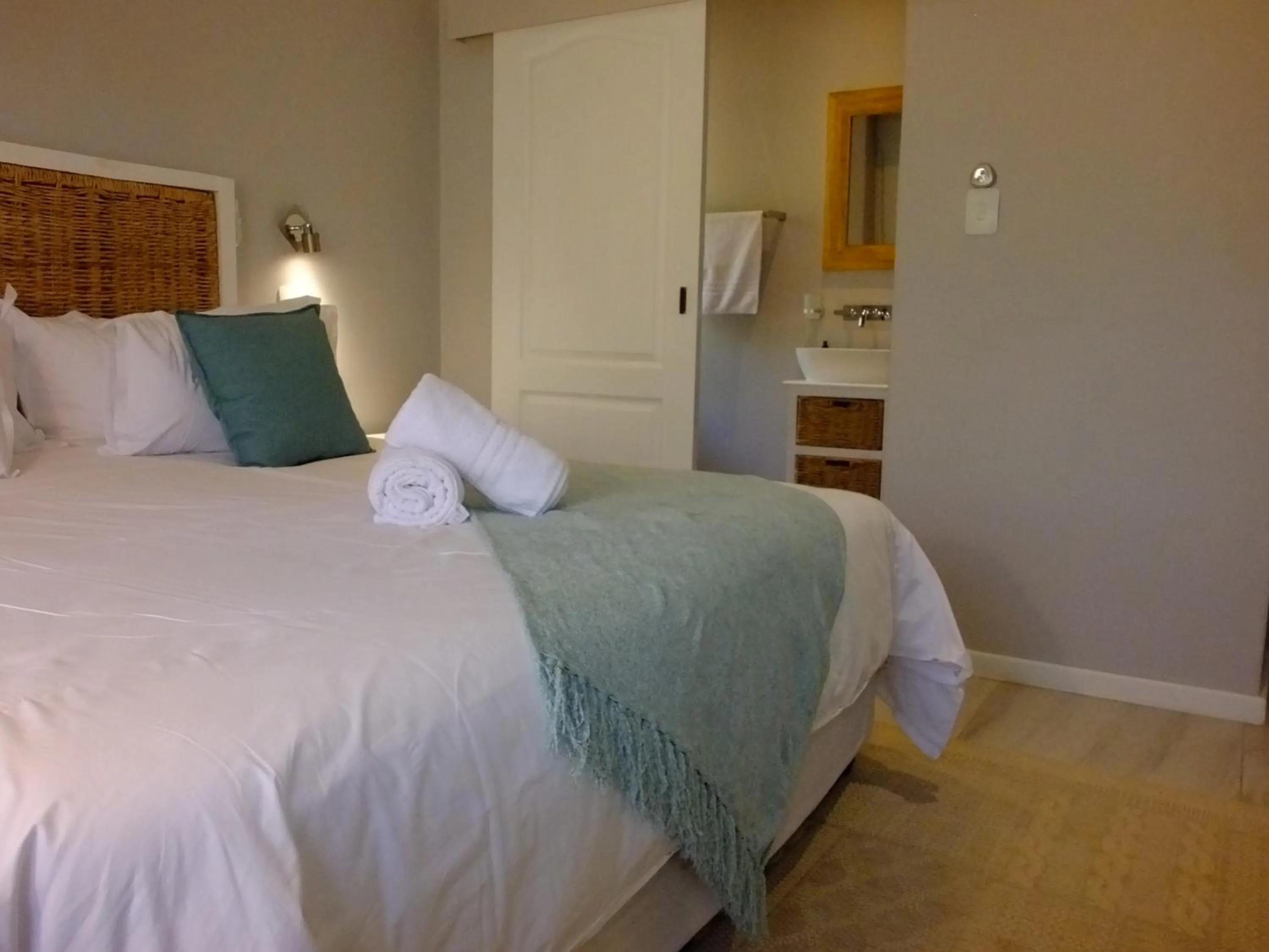 Bathroom, Bed in Lauradale Accommodation