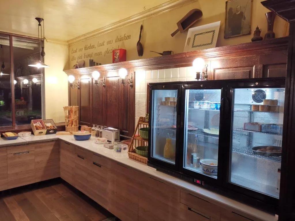 Continental breakfast in Hôtel Le Sully La Roche Sur Yon