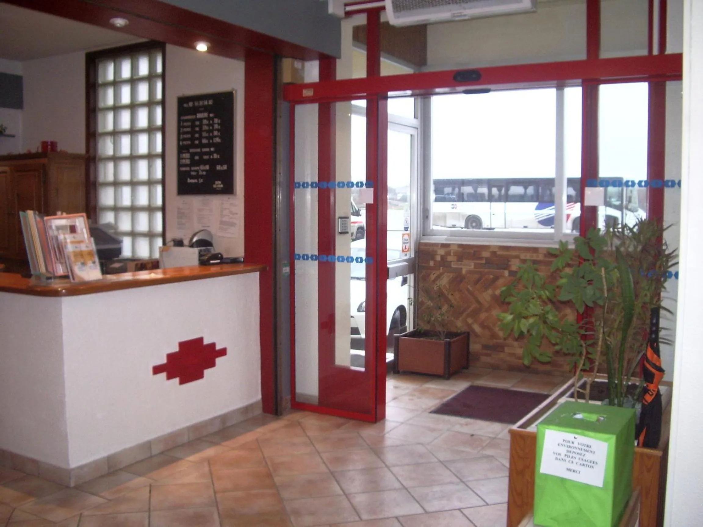 Lobby or reception in Hôtel Le Sully La Roche Sur Yon