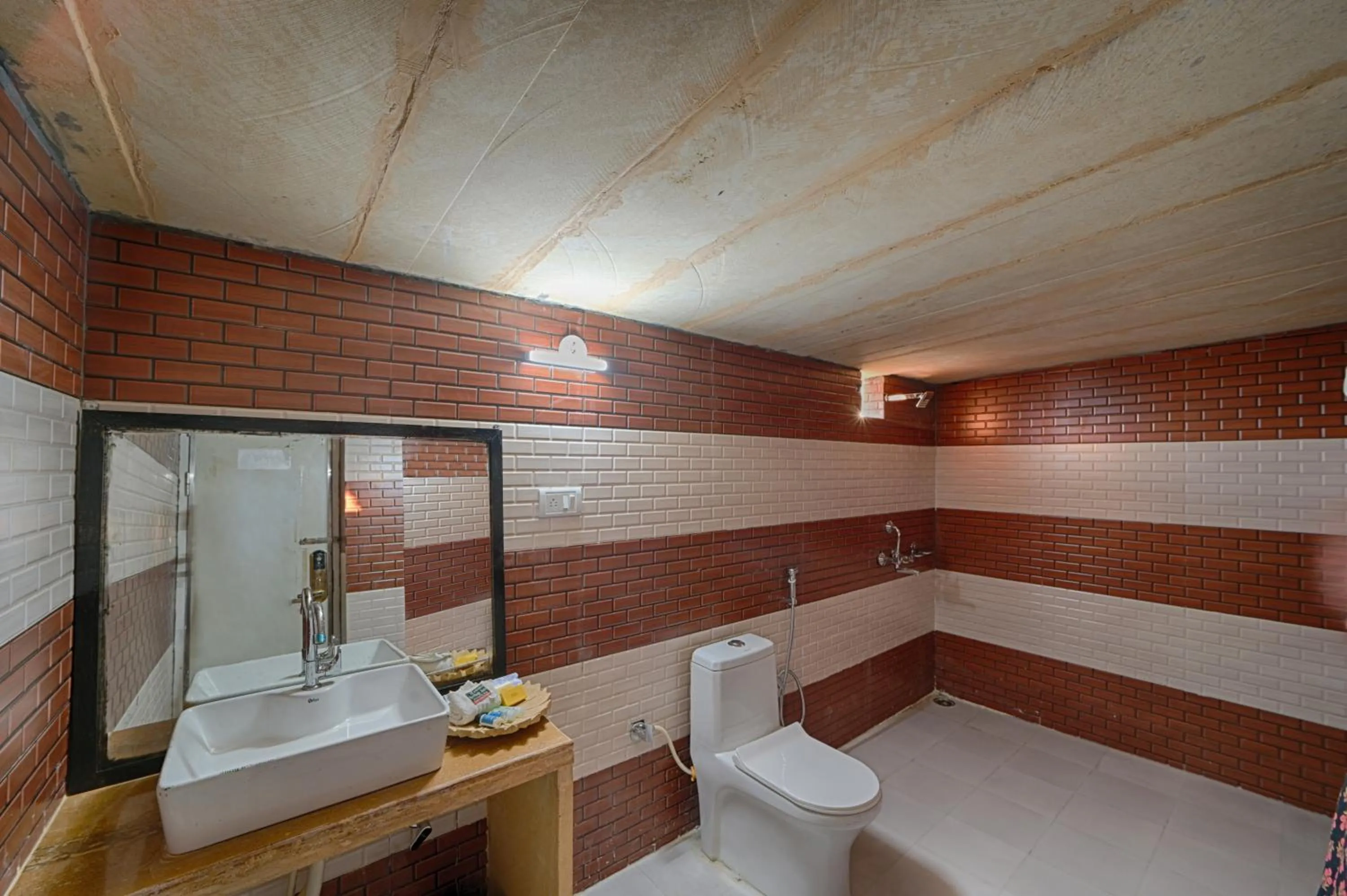 Shower in Heritage Juma Resort with swimming pool