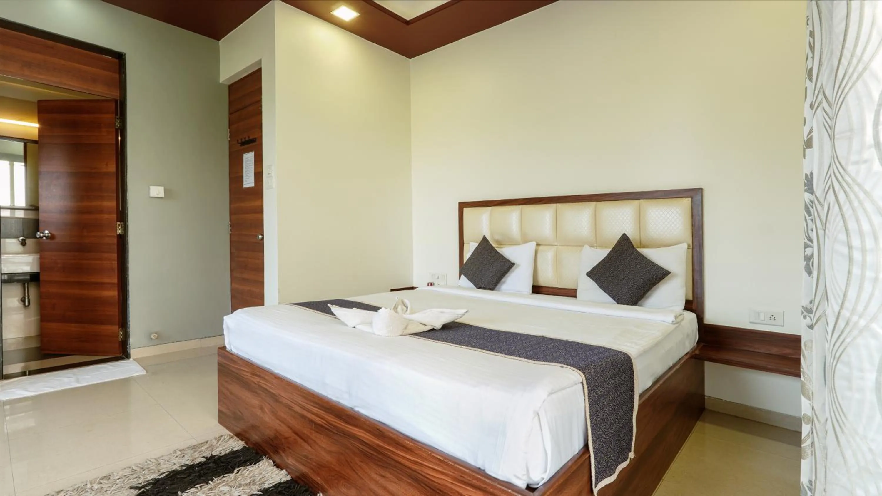 Bed in Magnus Vosiv Suites Kalyani Nagar