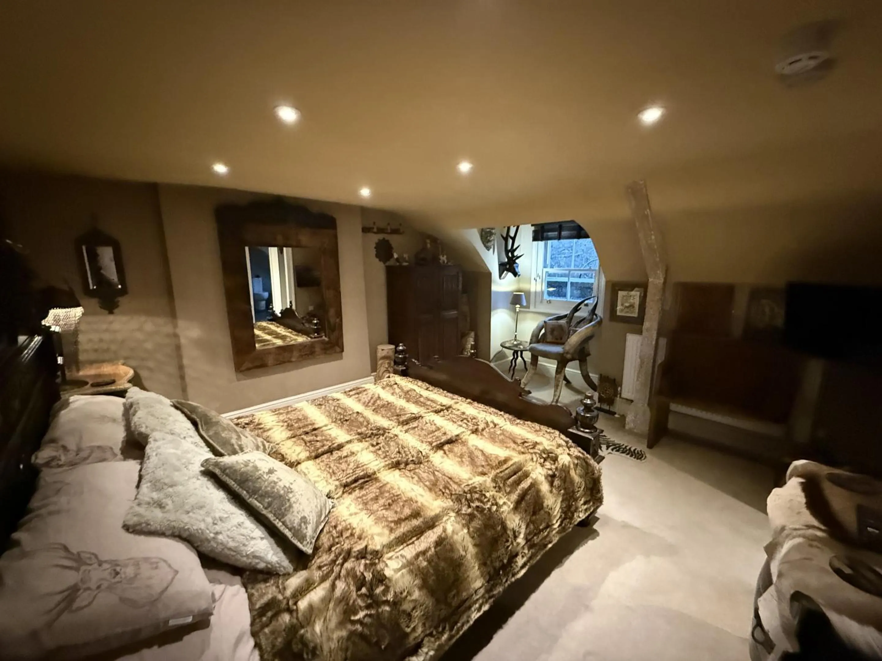 Bedroom, Bed in The Covenstead