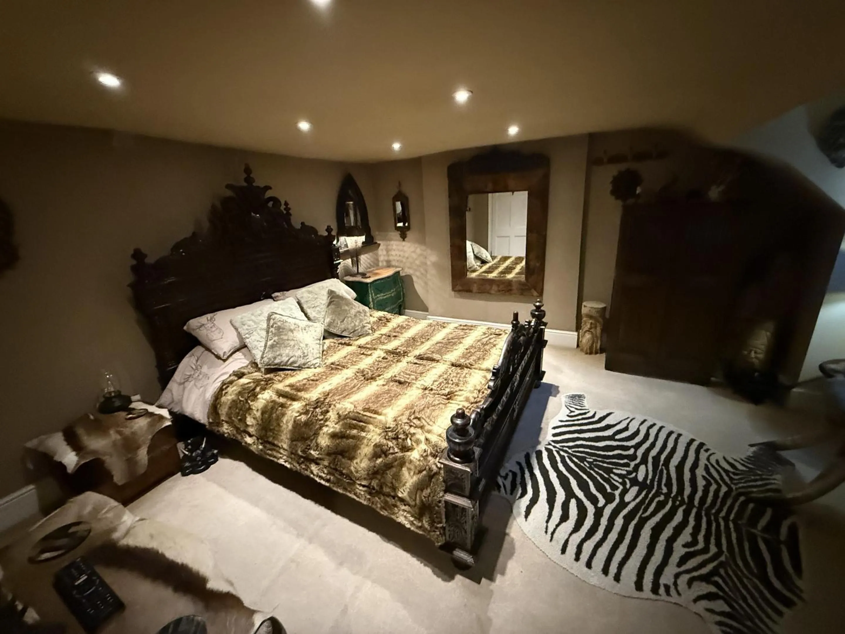 Bedroom, Bed in The Covenstead