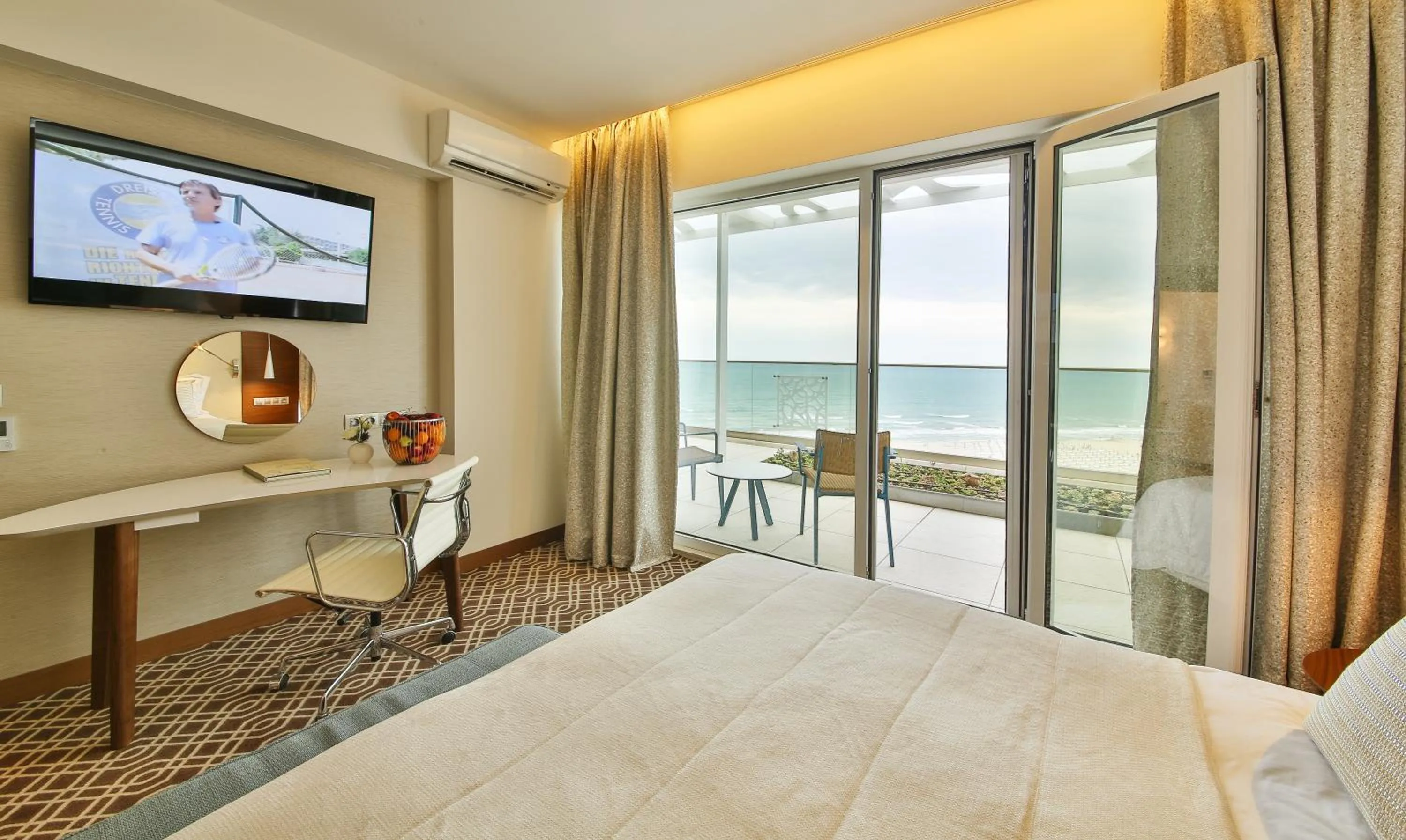 Bed in Maritim Hotel Paradise Blue