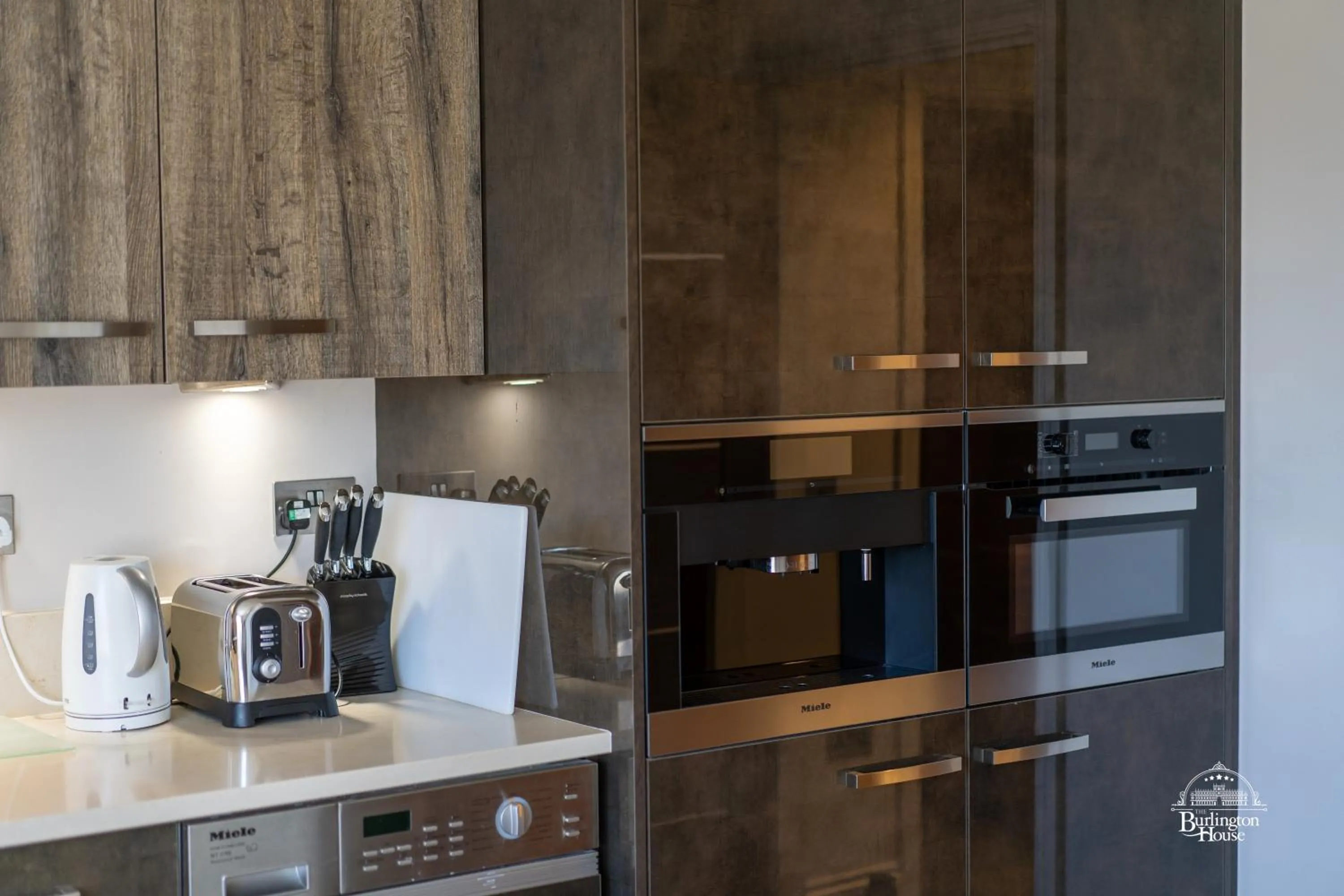 Kitchen or kitchenette in Burlington House Boutique