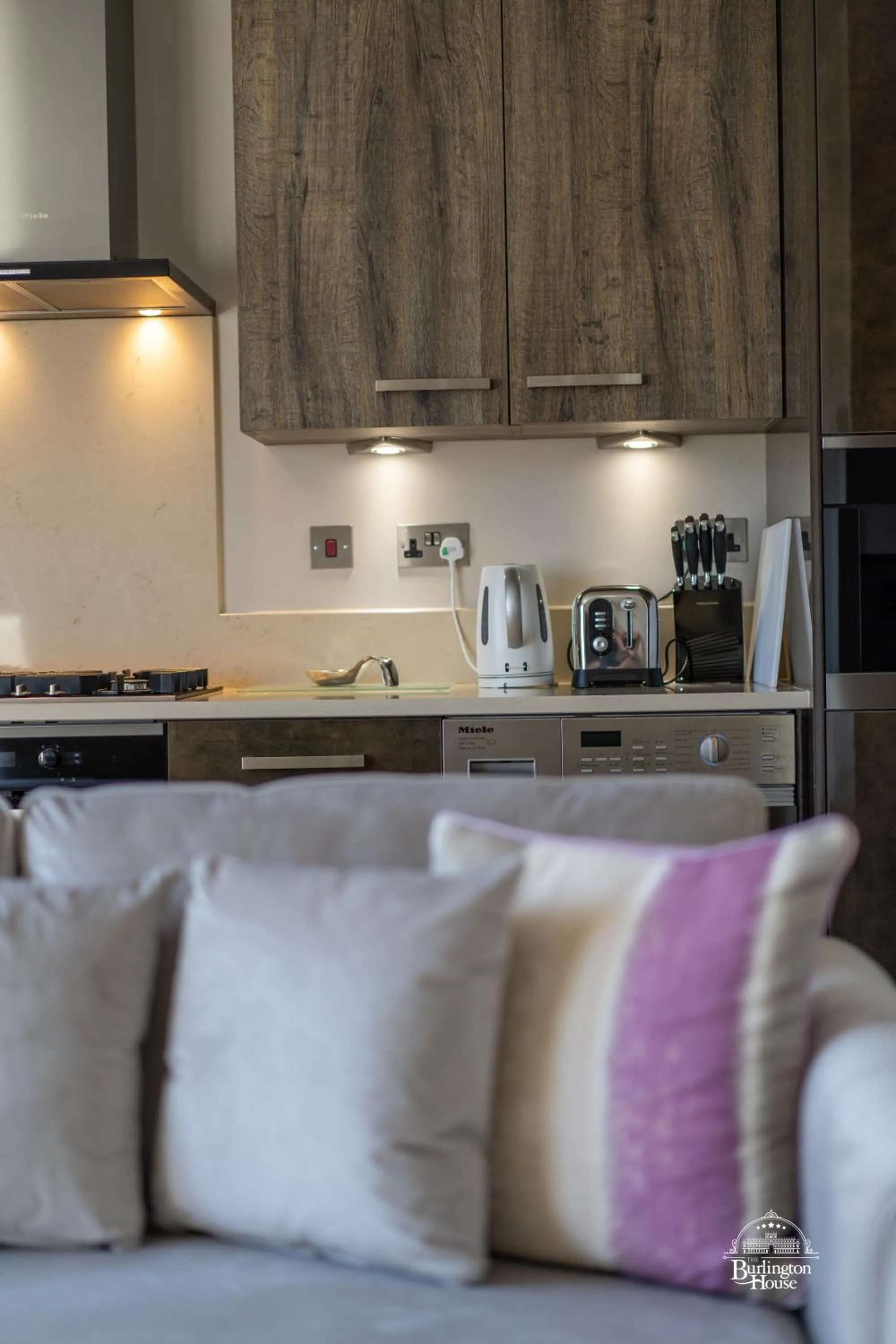 Kitchen or kitchenette in Burlington House Boutique