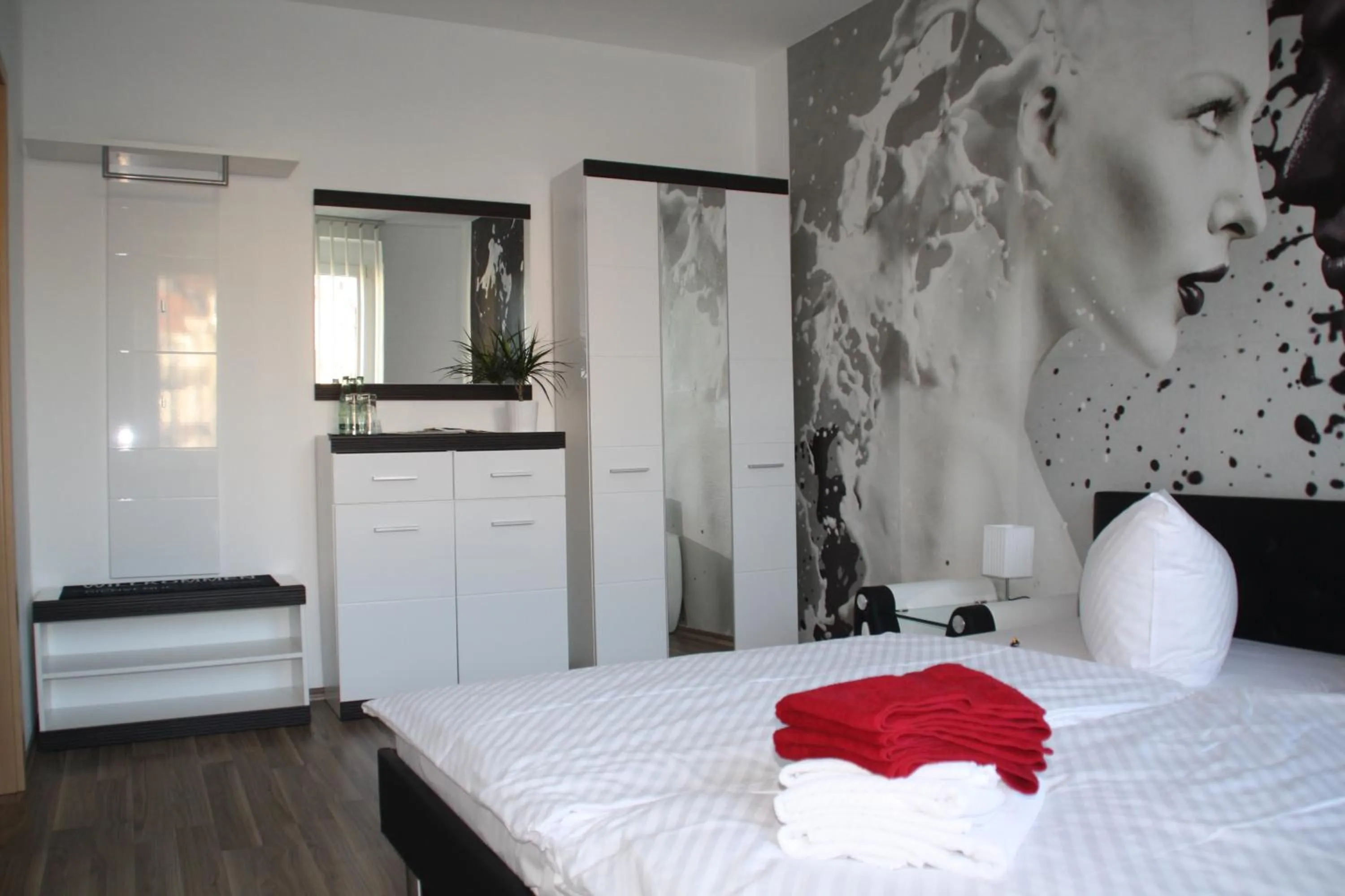 Photo of the whole room, Bed in City-Hotel