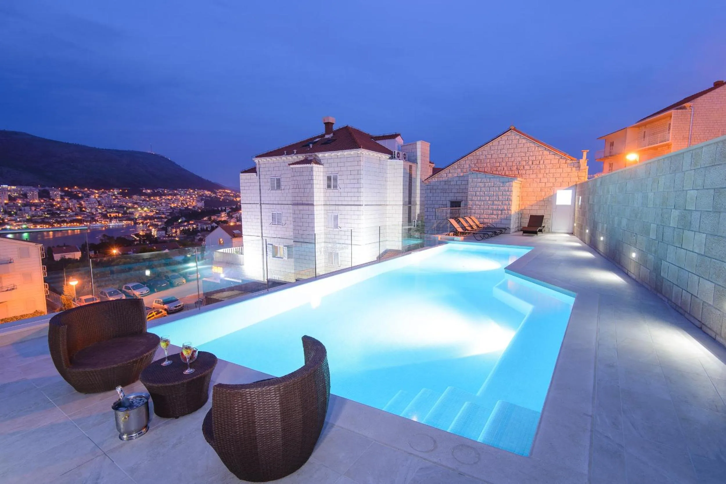 Property building in Vila Curic