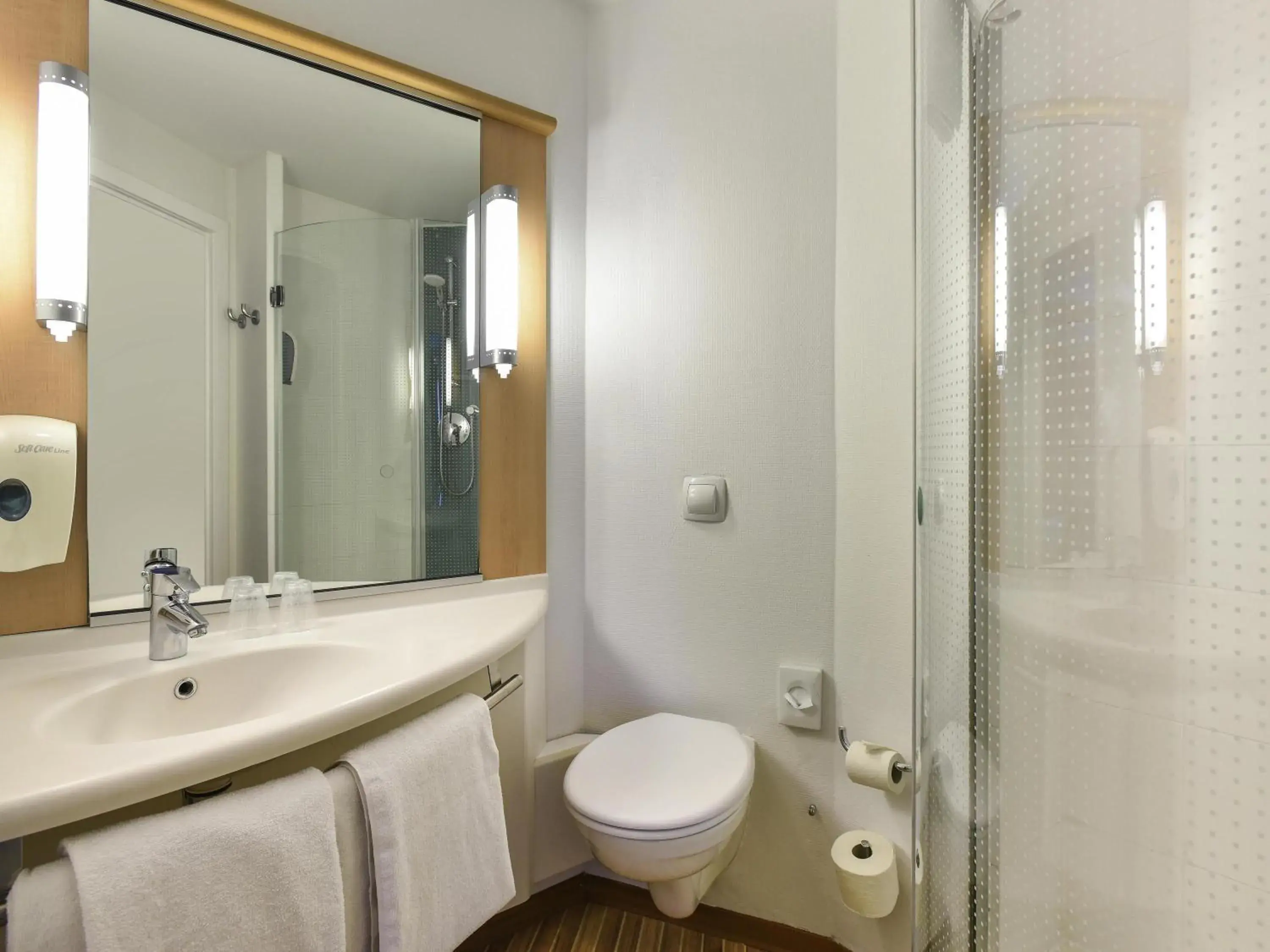 Bedroom in ibis Kortrijk Centrum Bedroom in ibis Kortrijk Centrum