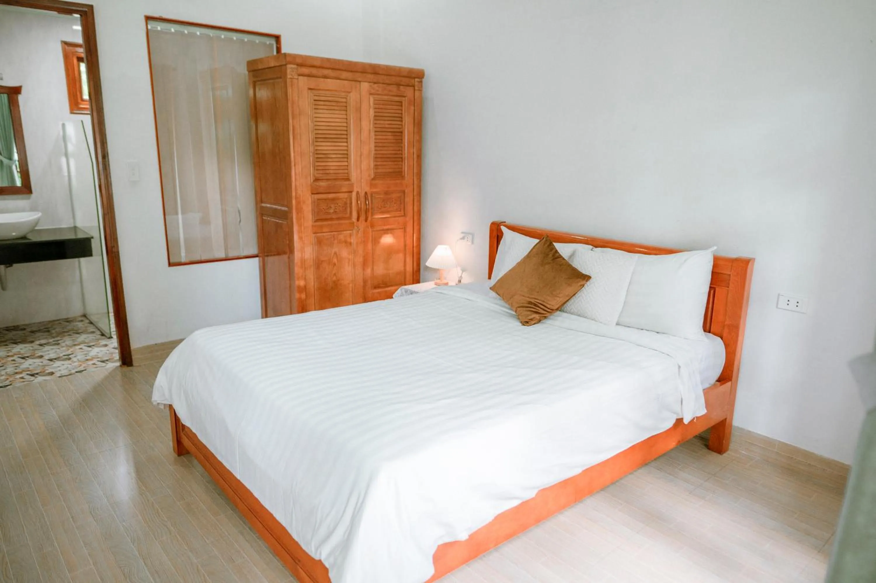 Bedroom, Bed in Wings Bungalow