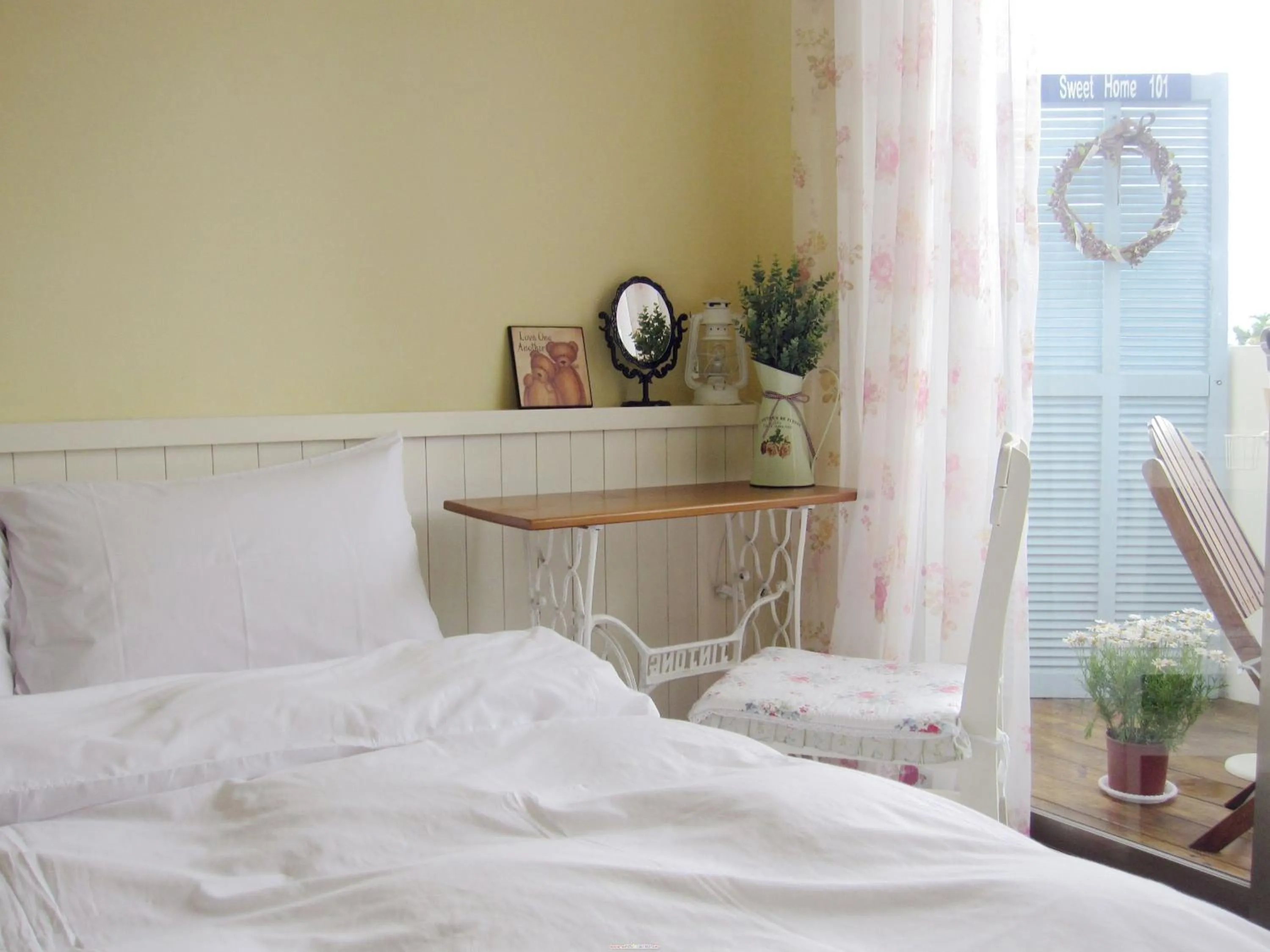 Bed in Sweet Home 101