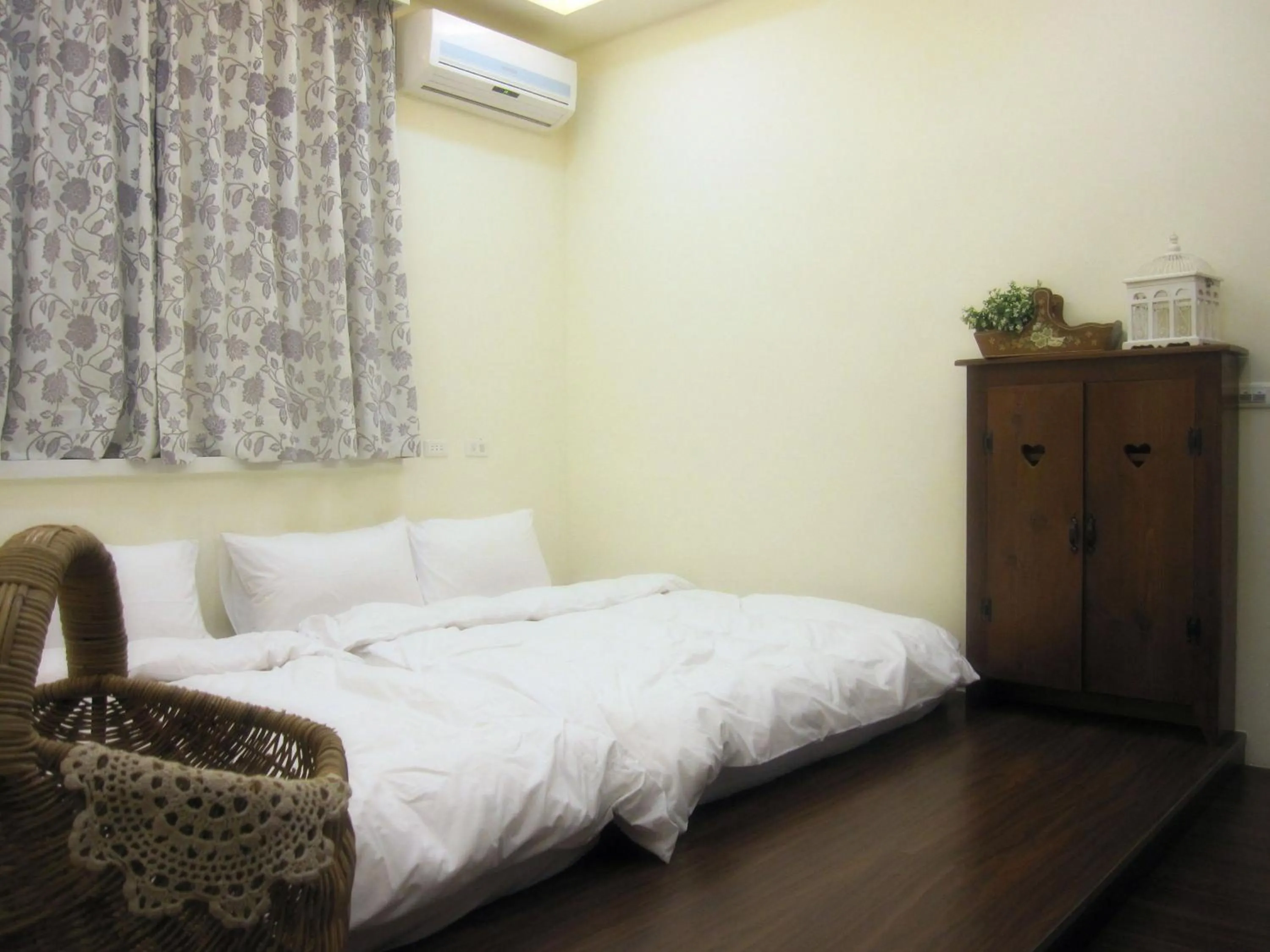 Bed in Sweet Home 101
