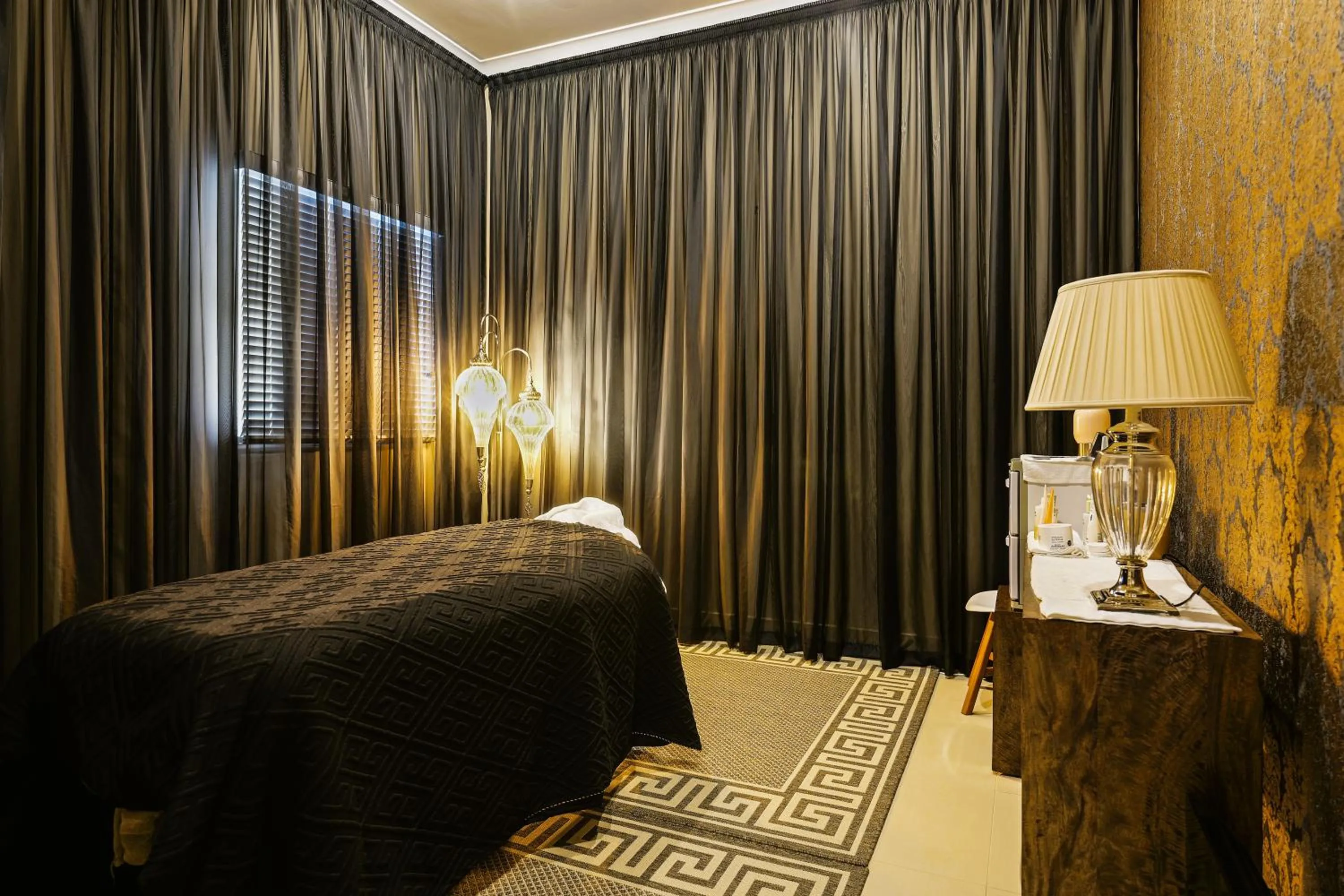 Massage, Bed in Kerami Manor & Day Spa