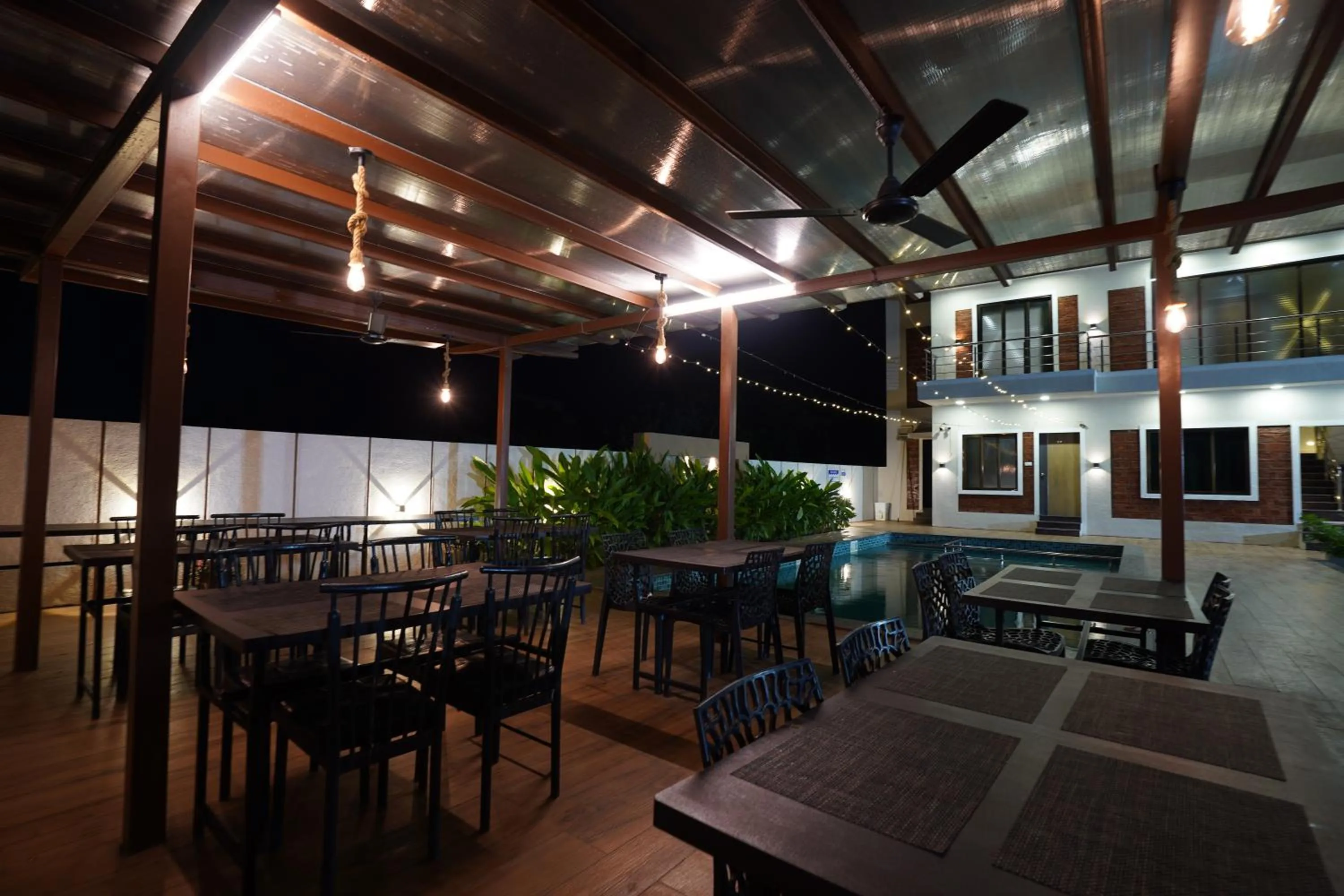 Restaurant/places to eat in Lotus The Lake View Resort