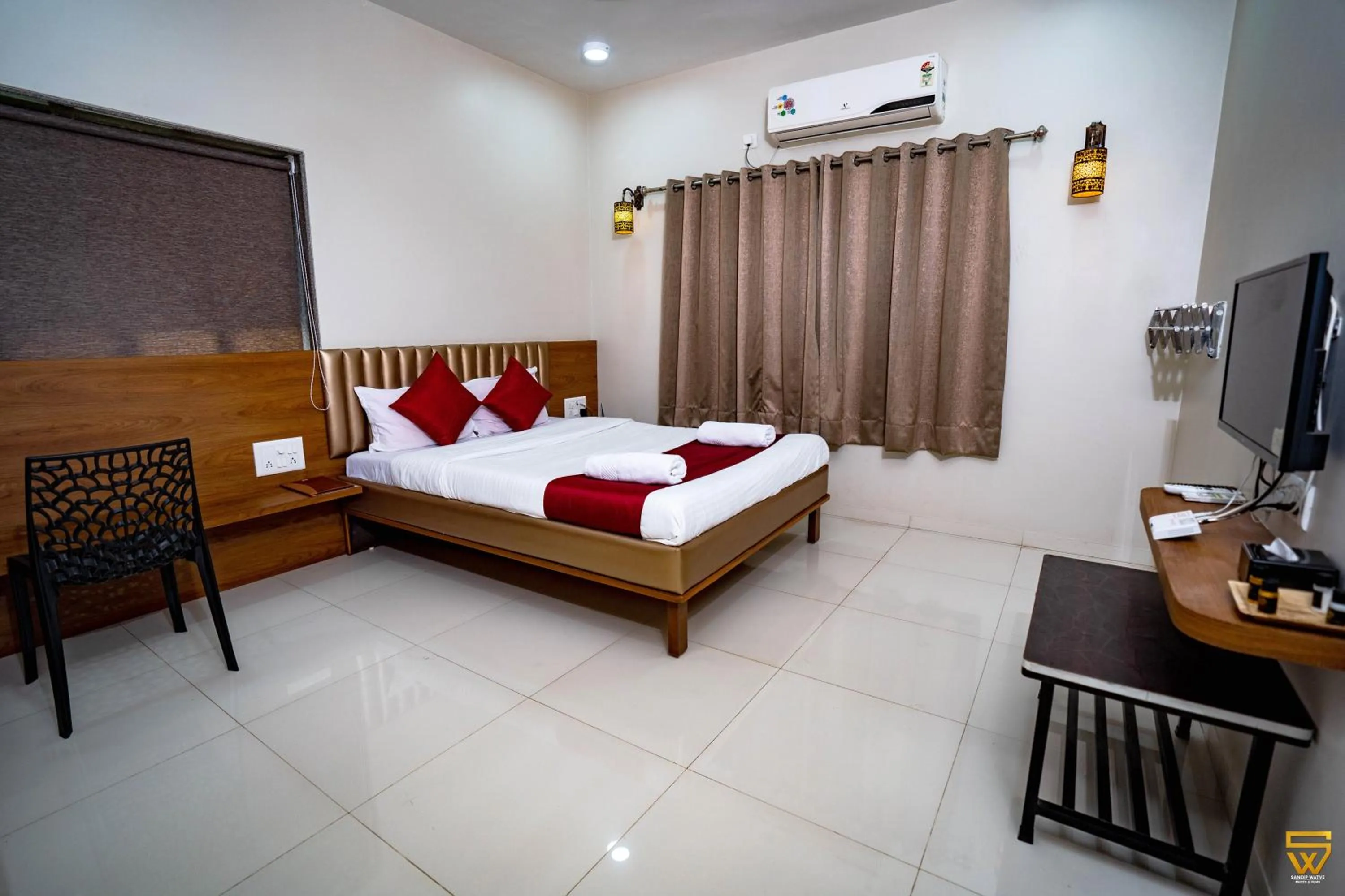 Bed in Lotus The Lake View Resort