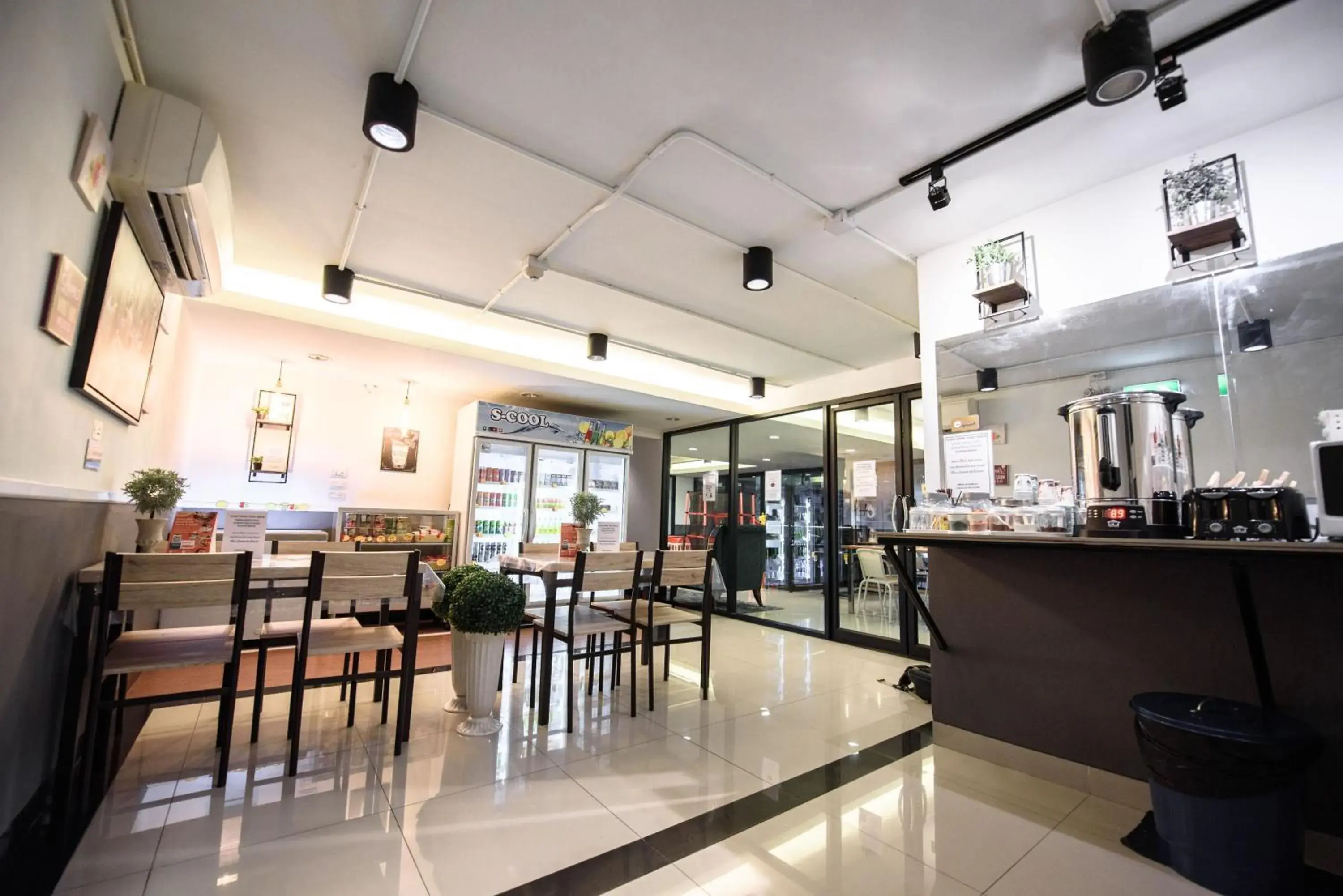 Restaurant/places to eat in 48 Metro Hotel Restaurant/places to eat in 48 Metro Hotel