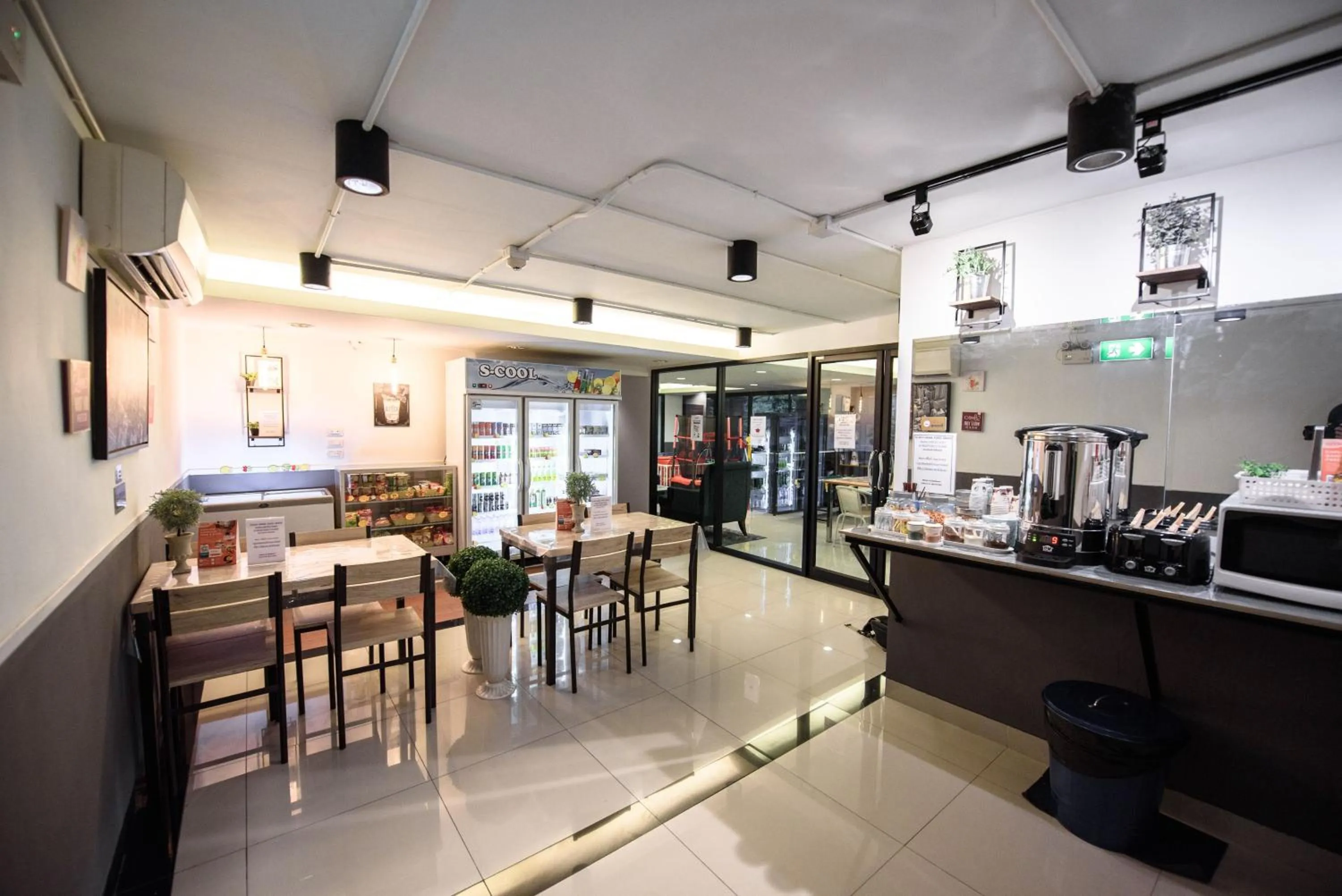 Restaurant/places to eat in 48 Metro Hotel