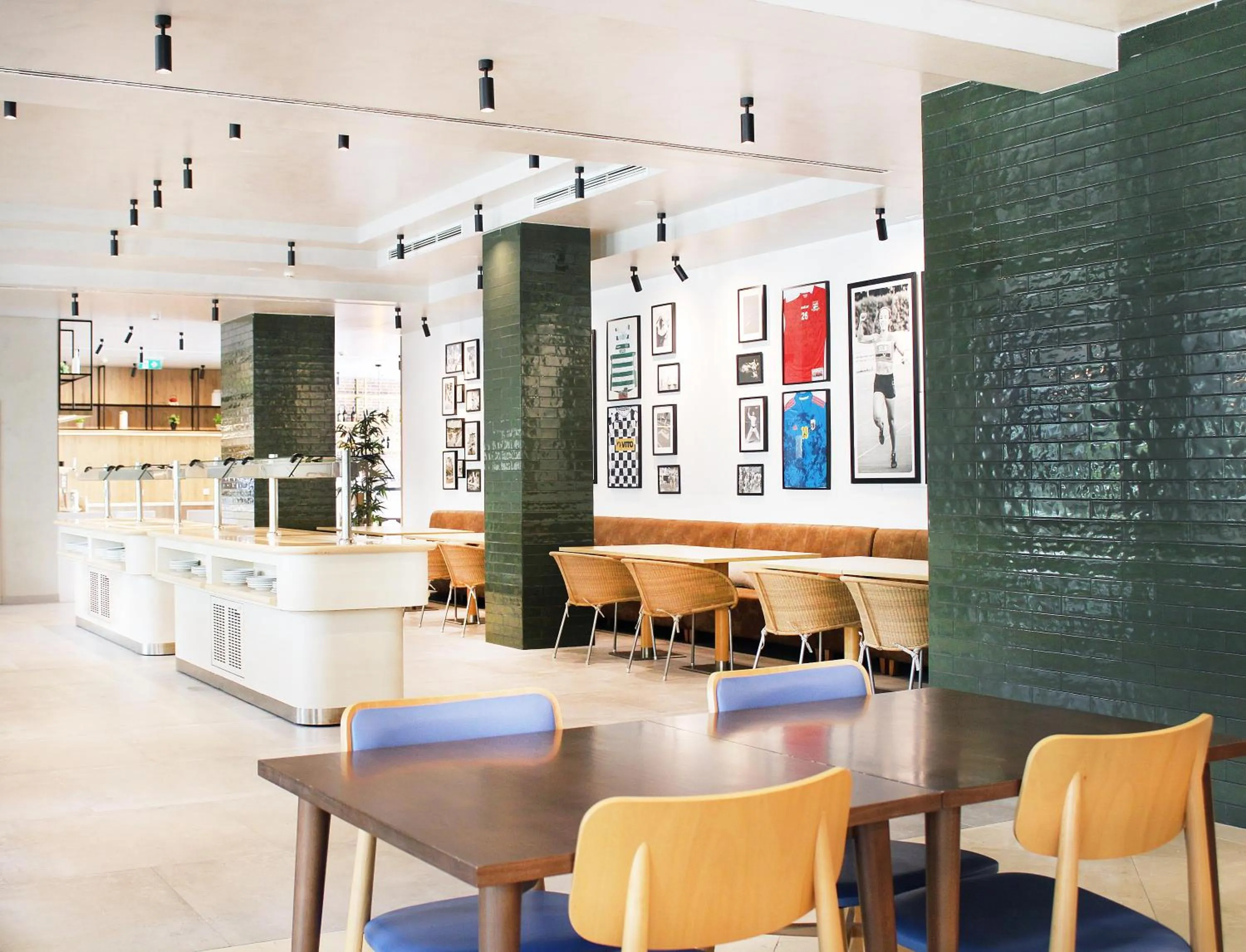 Restaurant/places to eat in AP Victoria Sports & Beach