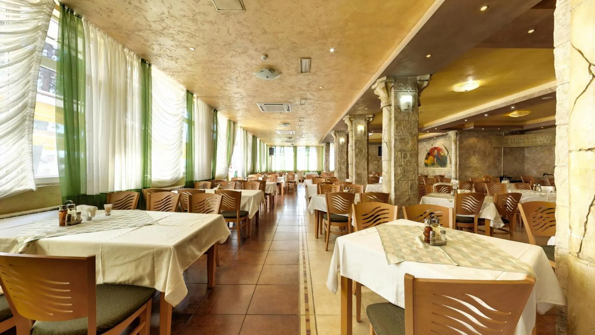 Restaurant/places to eat in Balneo & SPA Hotel Aura