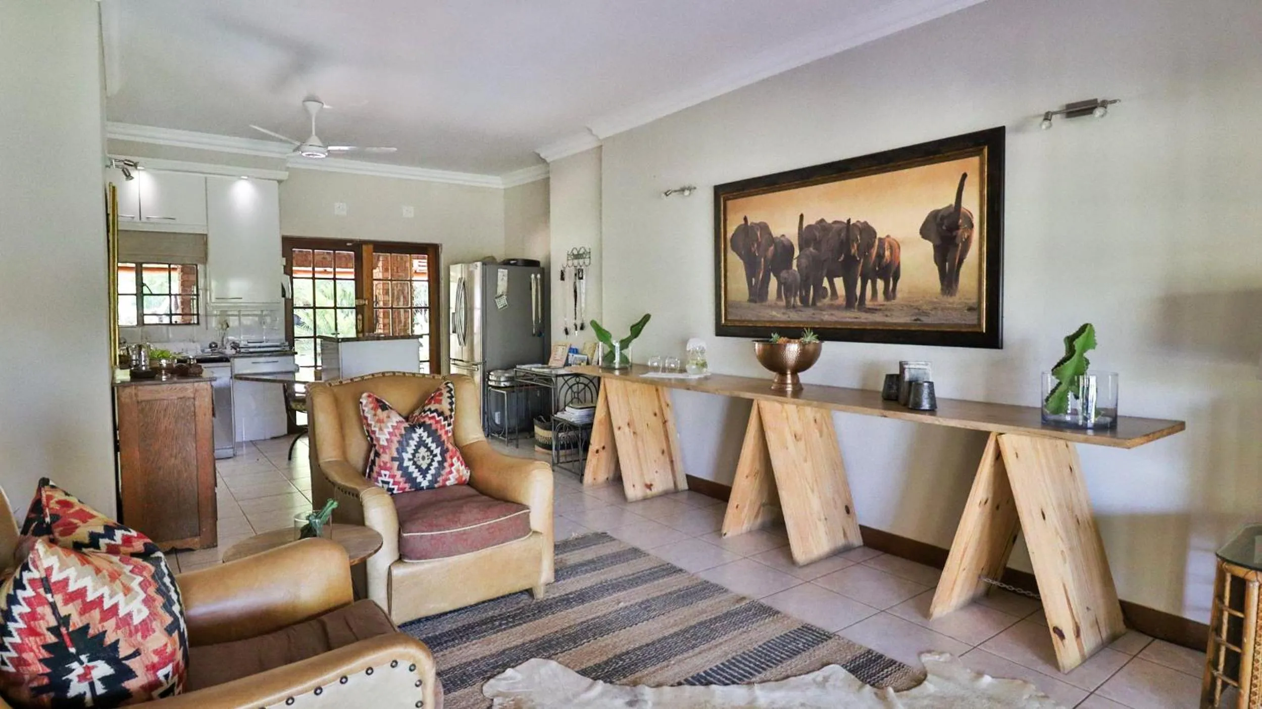 Living room in Kruger Riverside Lodge - No Load-shedding