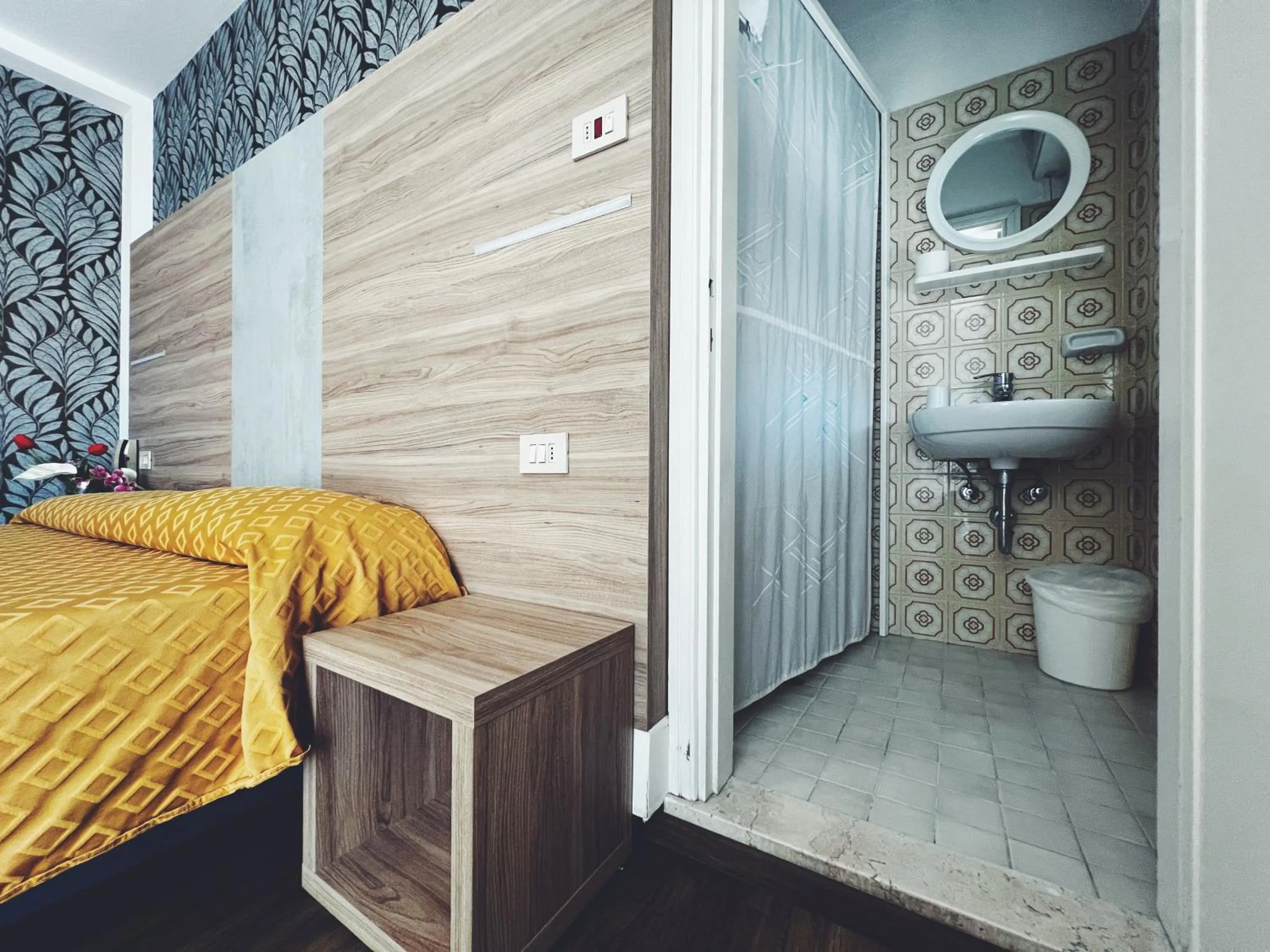 Bathroom, Bed in Hotel Ramona