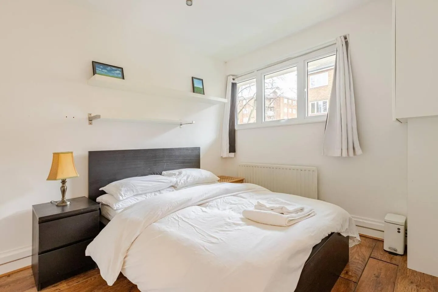 Bed in Charming 2-Bed Garden Flat