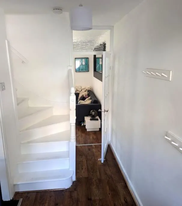 Bed in Charming 2-Bed Garden Flat