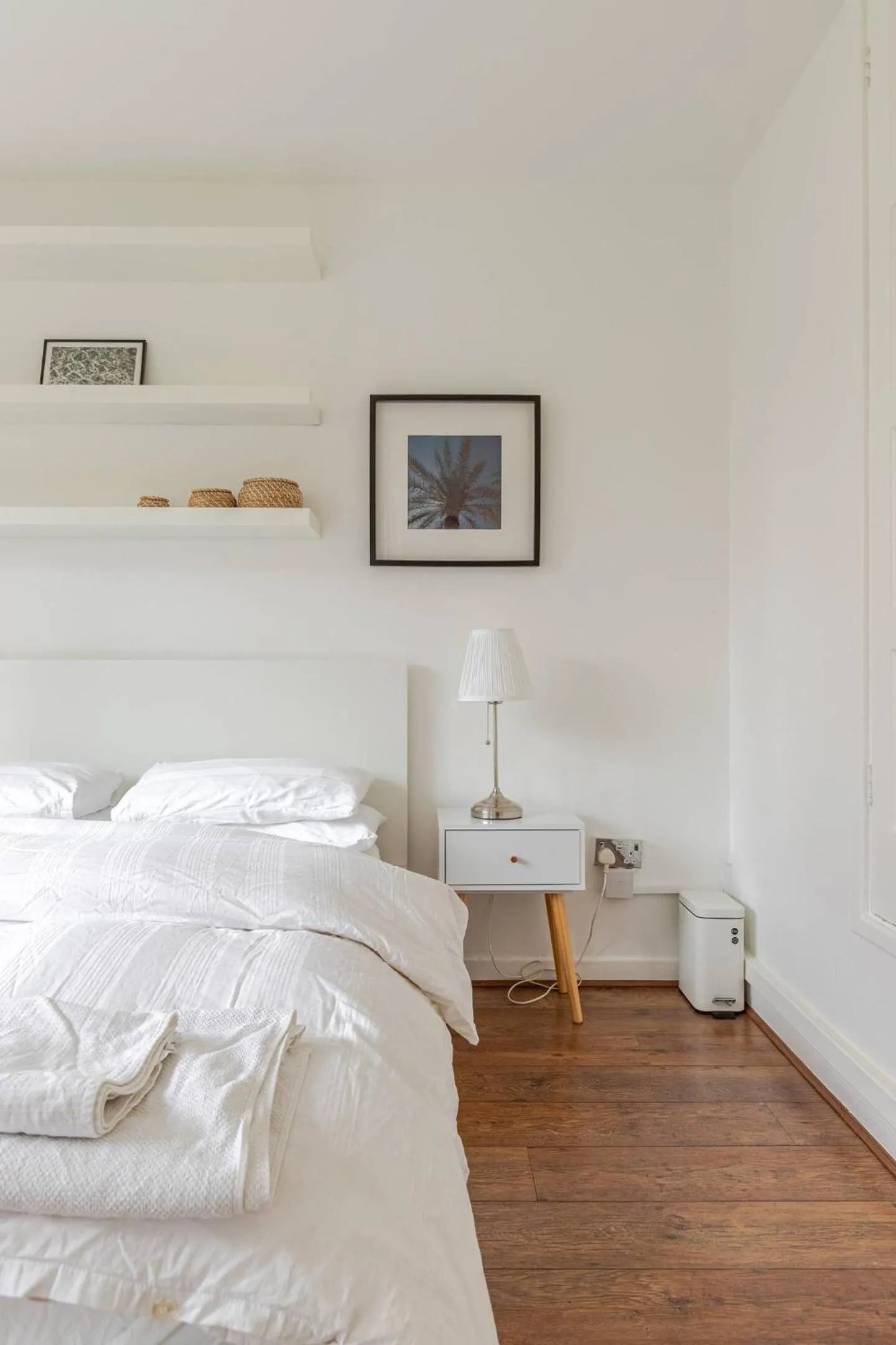 Bed in Charming 2-Bed Garden Flat