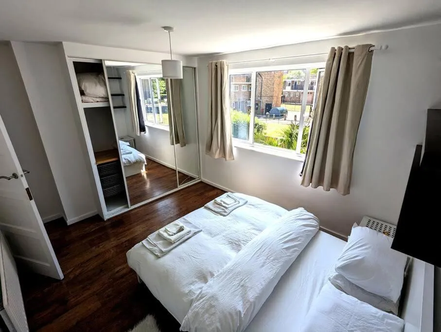 Bed in Charming 2-Bed Garden Flat