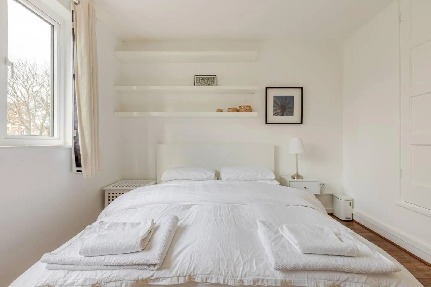 Bed in Charming 2-Bed Garden Flat