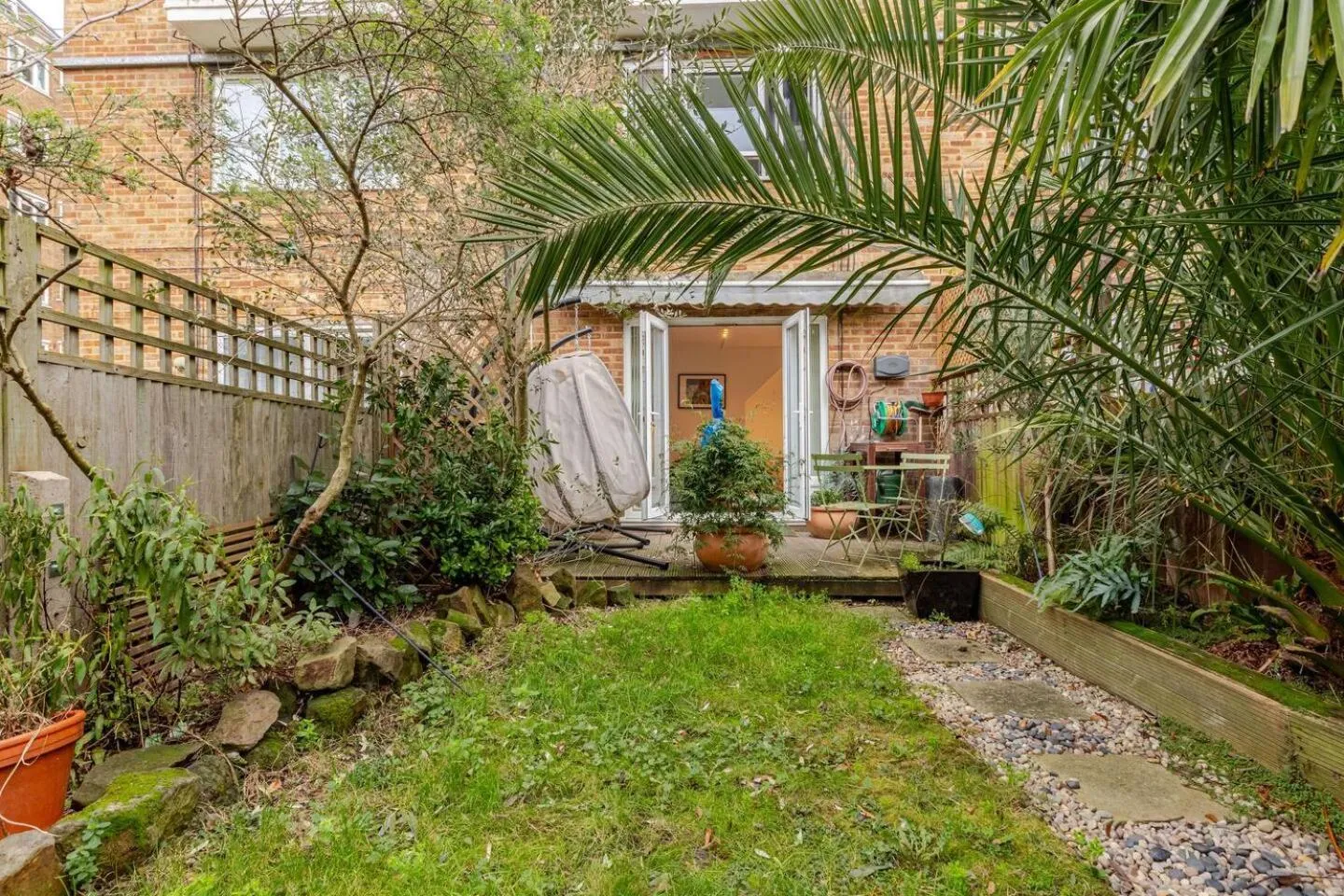 Charming 2-Bed Garden Flat