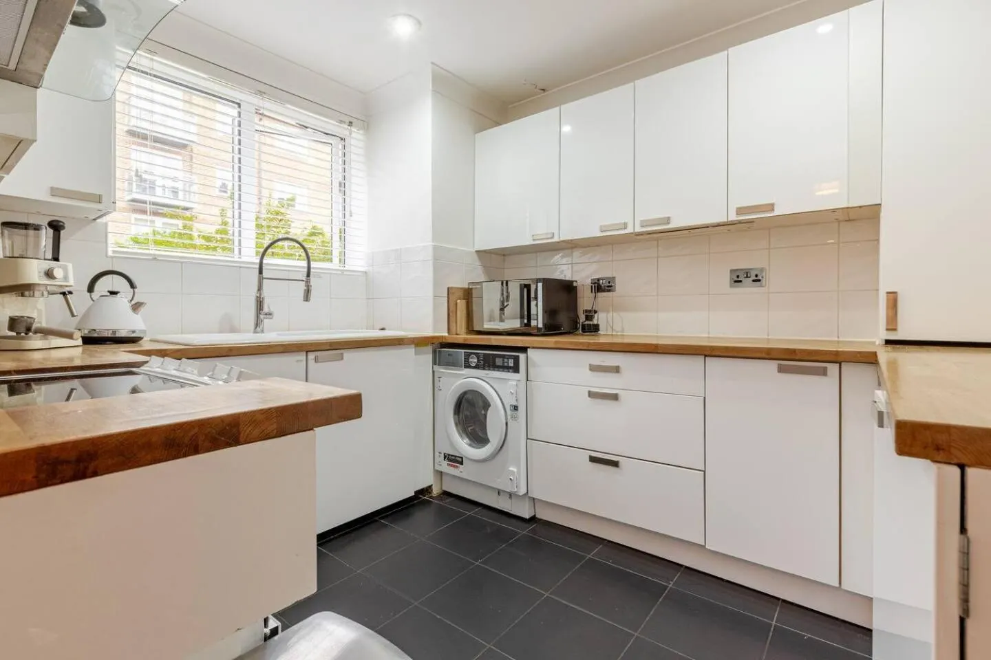 Charming 2-Bed Garden Flat