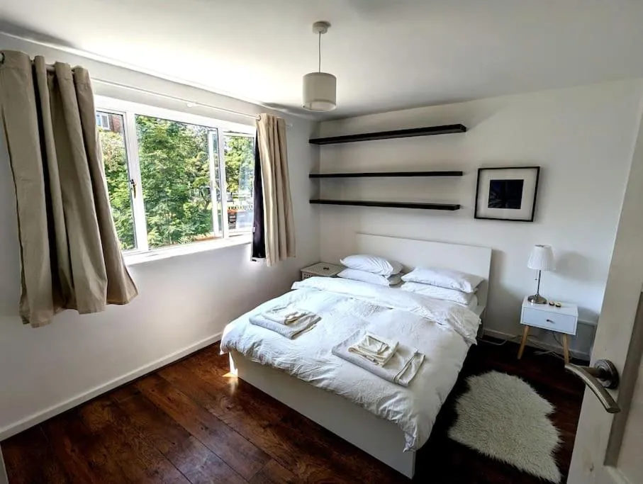Bed in Charming 2-Bed Garden Flat