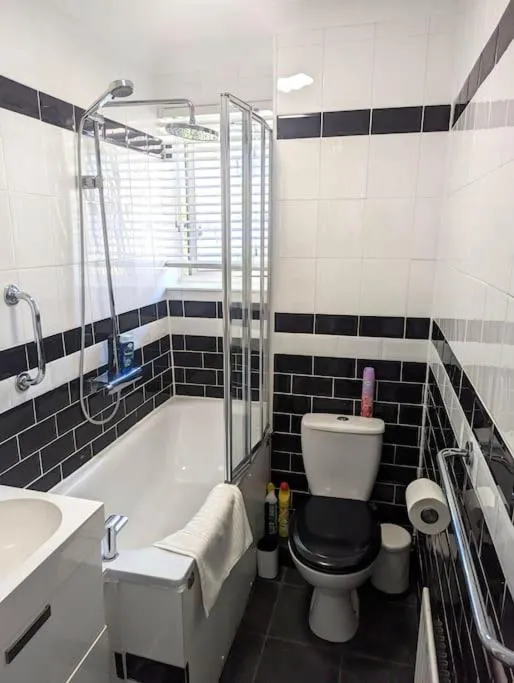 Charming 2-Bed Garden Flat