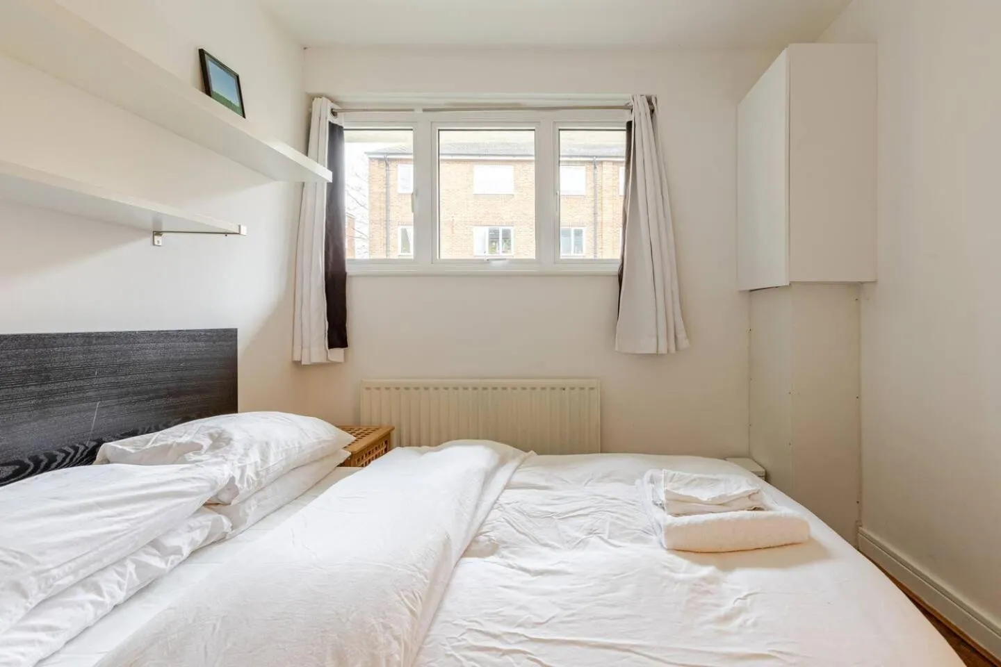 Bed in Charming 2-Bed Garden Flat