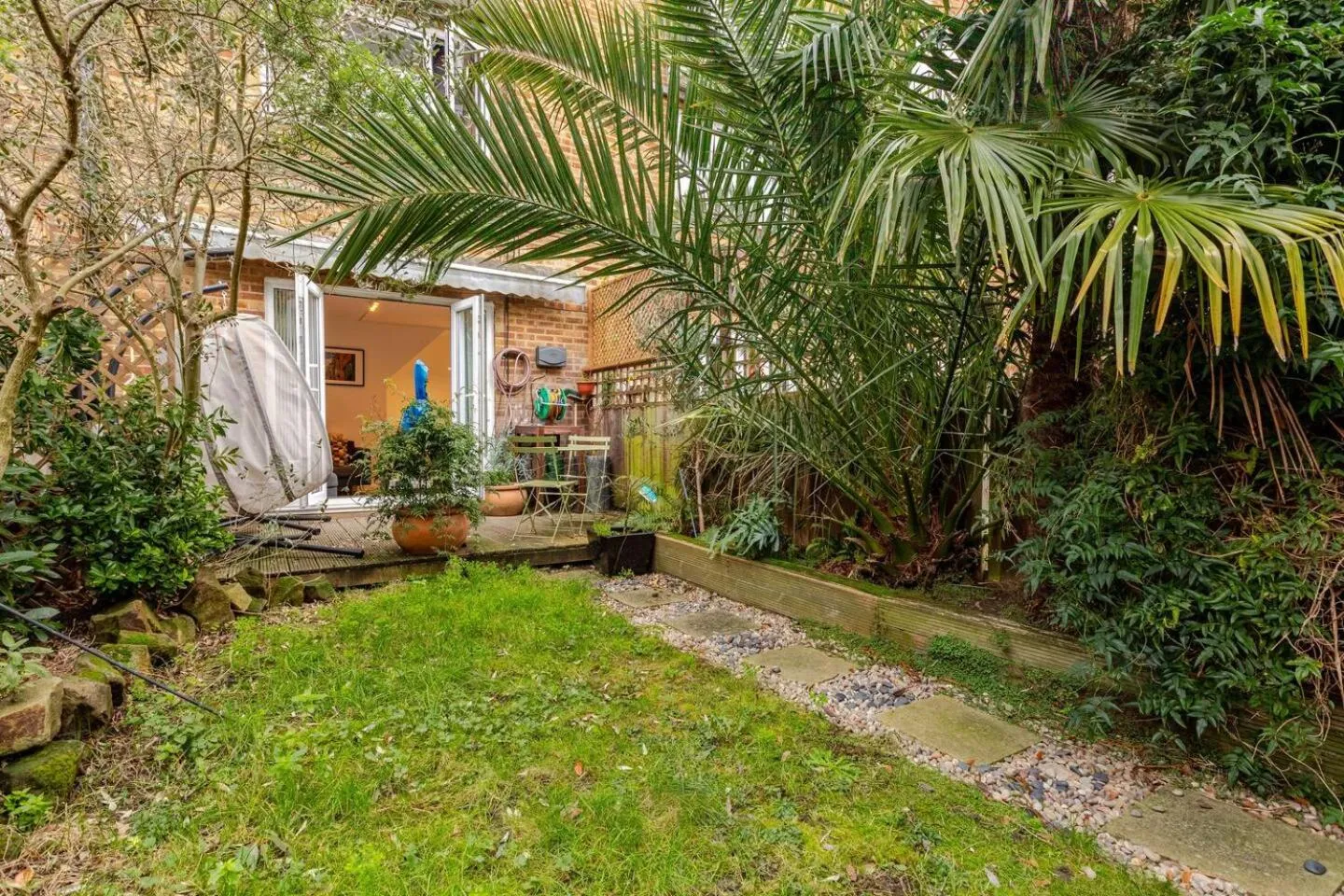 Charming 2-Bed Garden Flat
