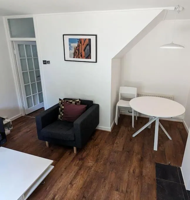 Charming 2-Bed Garden Flat