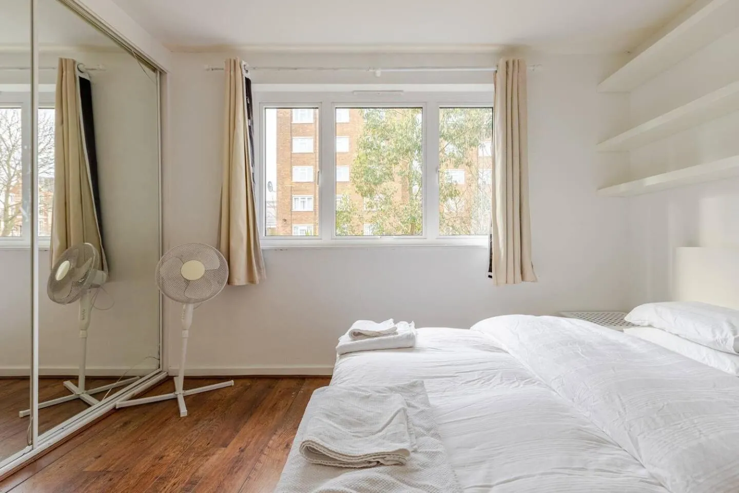 Bed in Charming 2-Bed Garden Flat